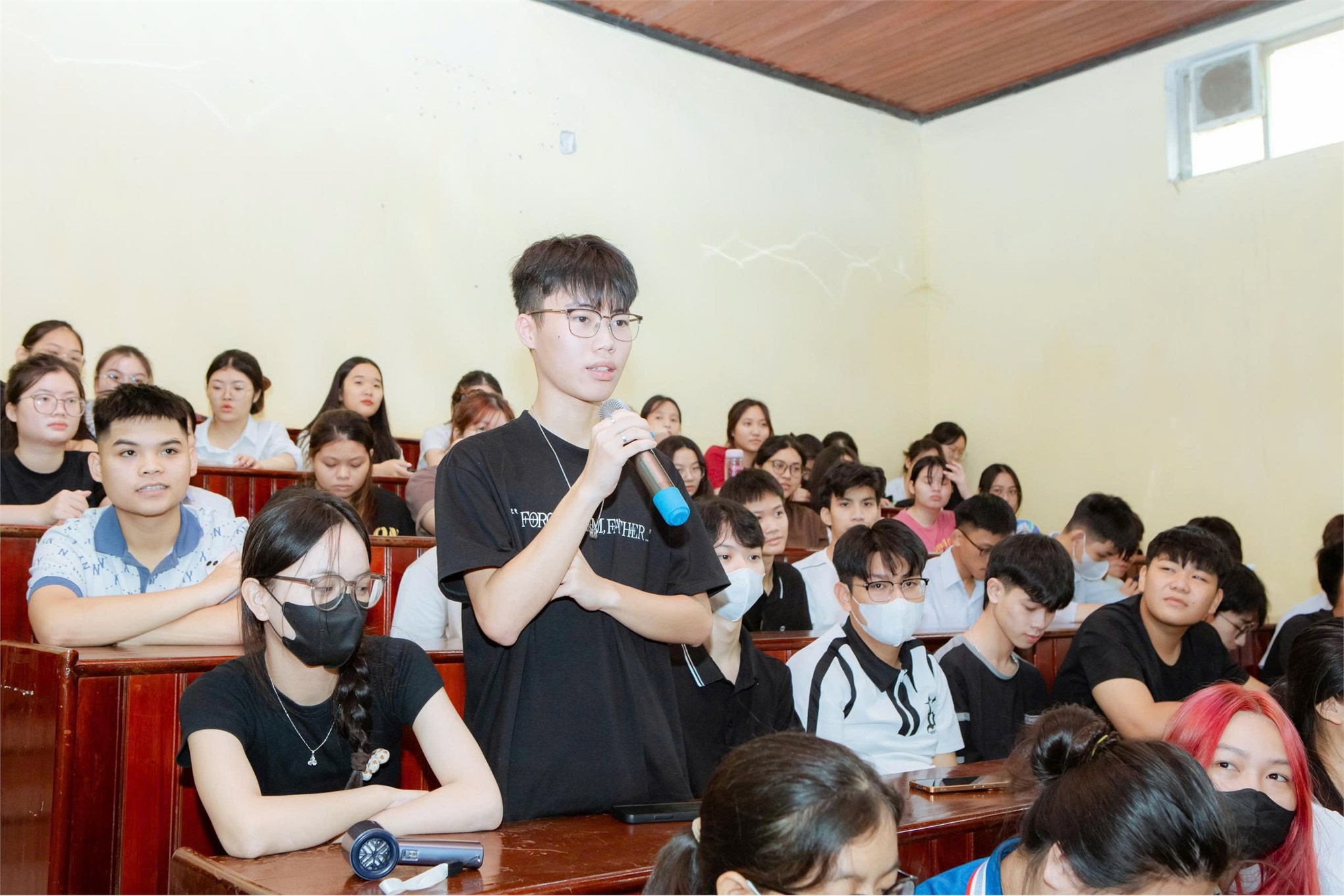 Giáo sư Michael Furmanovsky làm việc, chia sẻ với giảng viên, sinh viên Trường Đại học Hoa Lư về phương pháp dạy và học Tiếng Anh