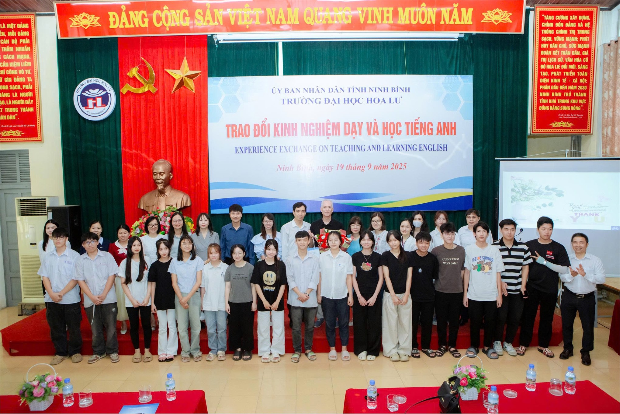 Giáo sư Michael Furmanovsky làm việc, chia sẻ với giảng viên, sinh viên Trường Đại học Hoa Lư về phương pháp dạy và học Tiếng Anh