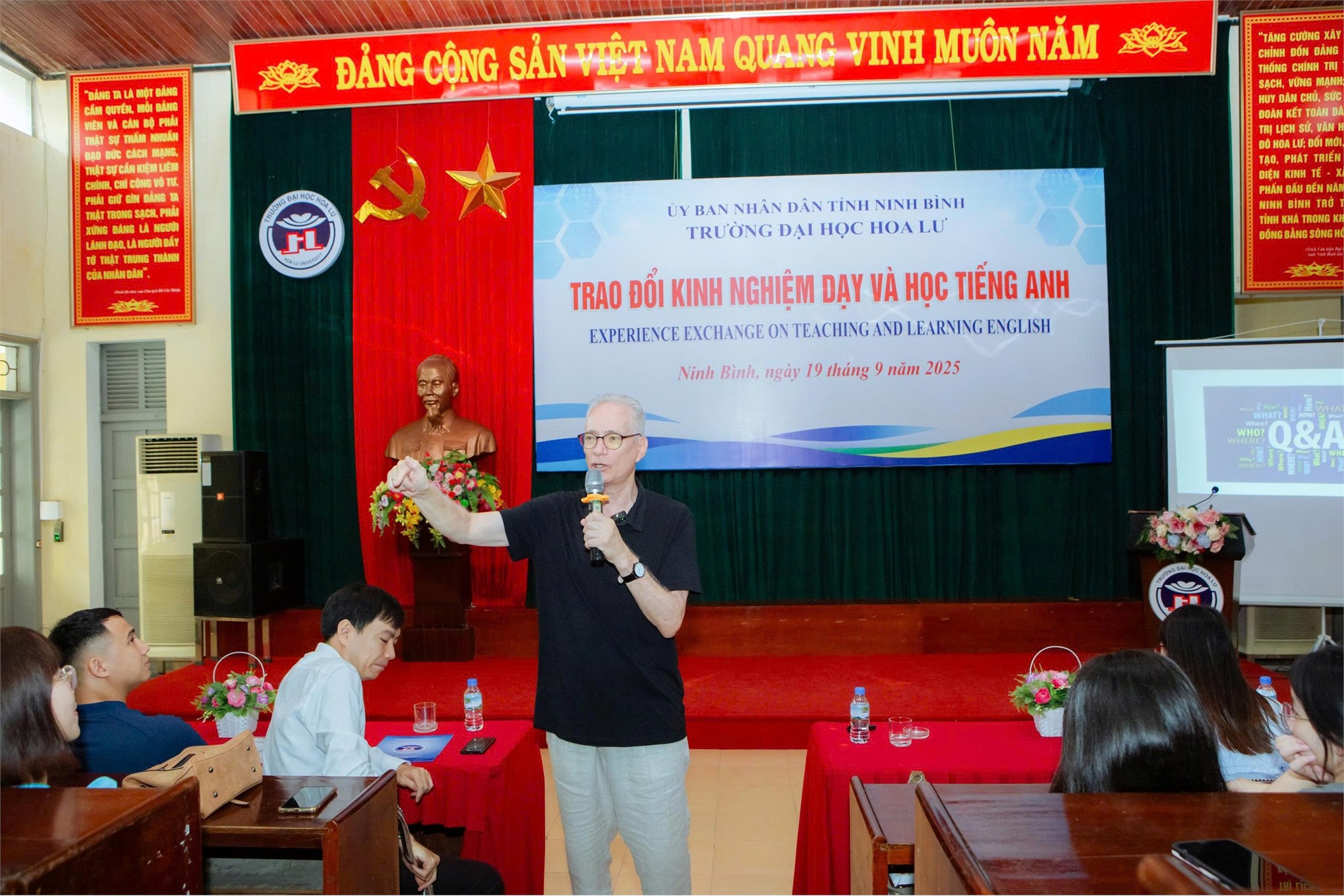 Giáo sư Michael Furmanovsky làm việc, chia sẻ với giảng viên, sinh viên Trường Đại học Hoa Lư về phương pháp dạy và học Tiếng Anh
