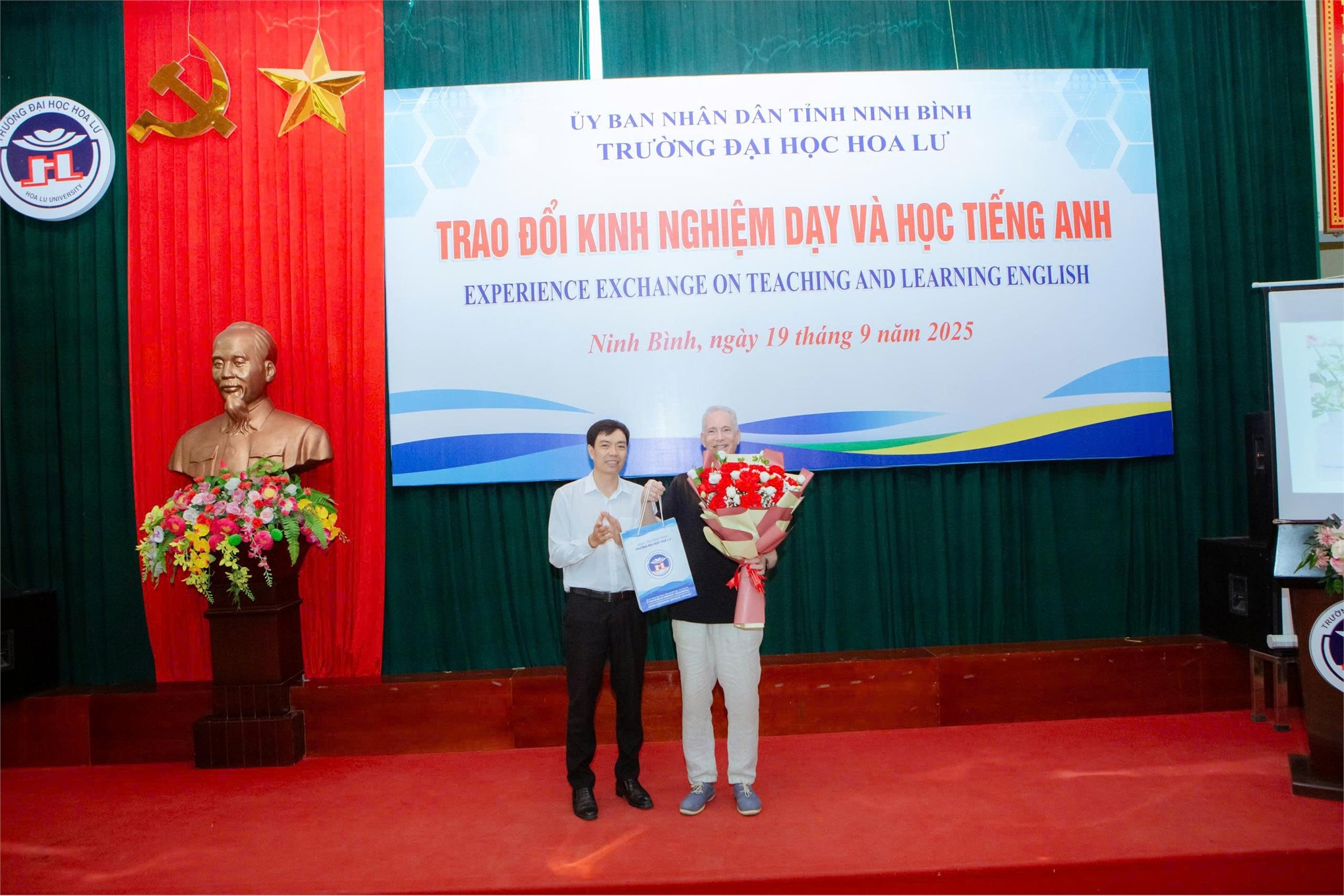 Giáo sư Michael Furmanovsky làm việc, chia sẻ với giảng viên, sinh viên Trường Đại học Hoa Lư về phương pháp dạy và học Tiếng Anh