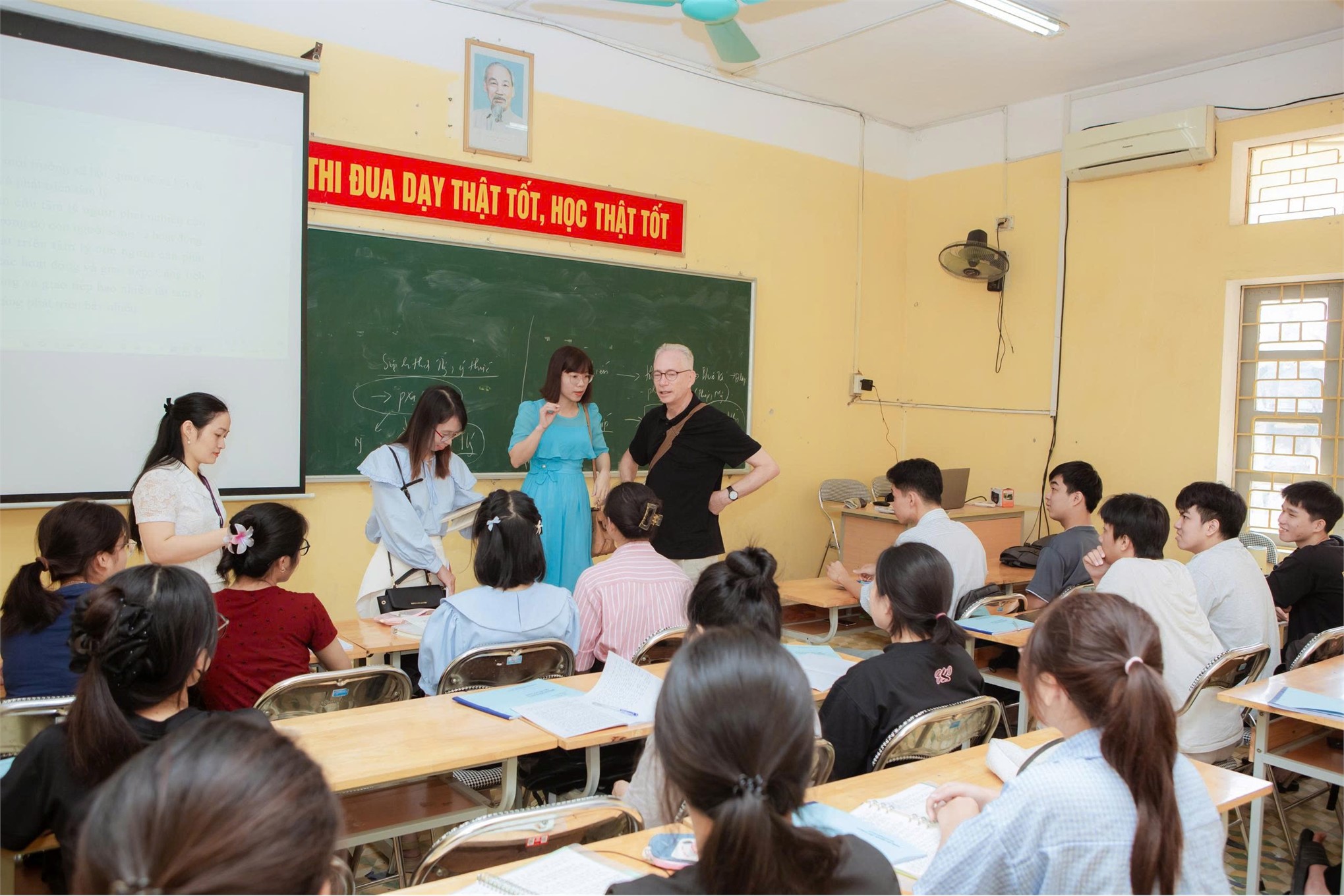Giáo sư Michael Furmanovsky làm việc, chia sẻ với giảng viên, sinh viên Trường Đại học Hoa Lư về phương pháp dạy và học Tiếng Anh