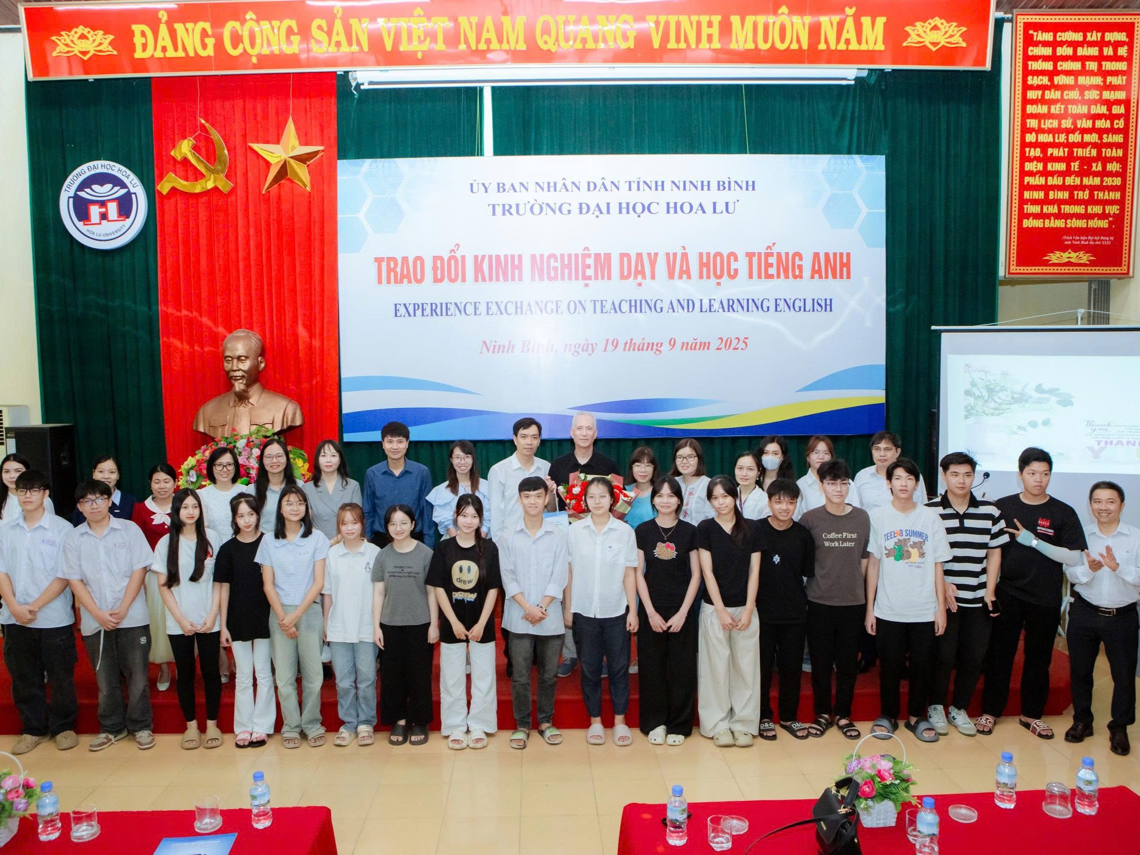 Giáo sư Michael Furmanovsky làm việc, chia sẻ với giảng viên, sinh viên Trường Đại học Hoa Lư về phương pháp dạy và học Tiếng Anh