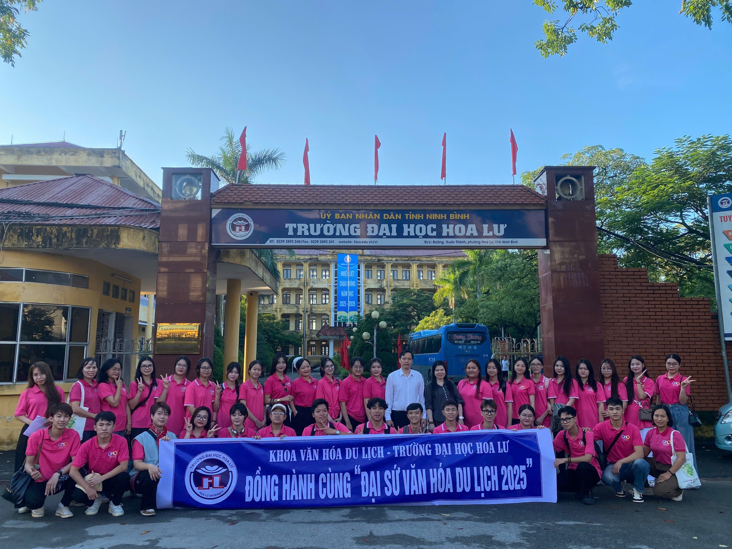 Hai sinh viên Khoa Văn hoá – Du lịch Trường Đại học Hoa Lư dự thi và đạt giải tại vòng chung kết cuộc thi “Đại sứ văn hoá du lịch 2025”