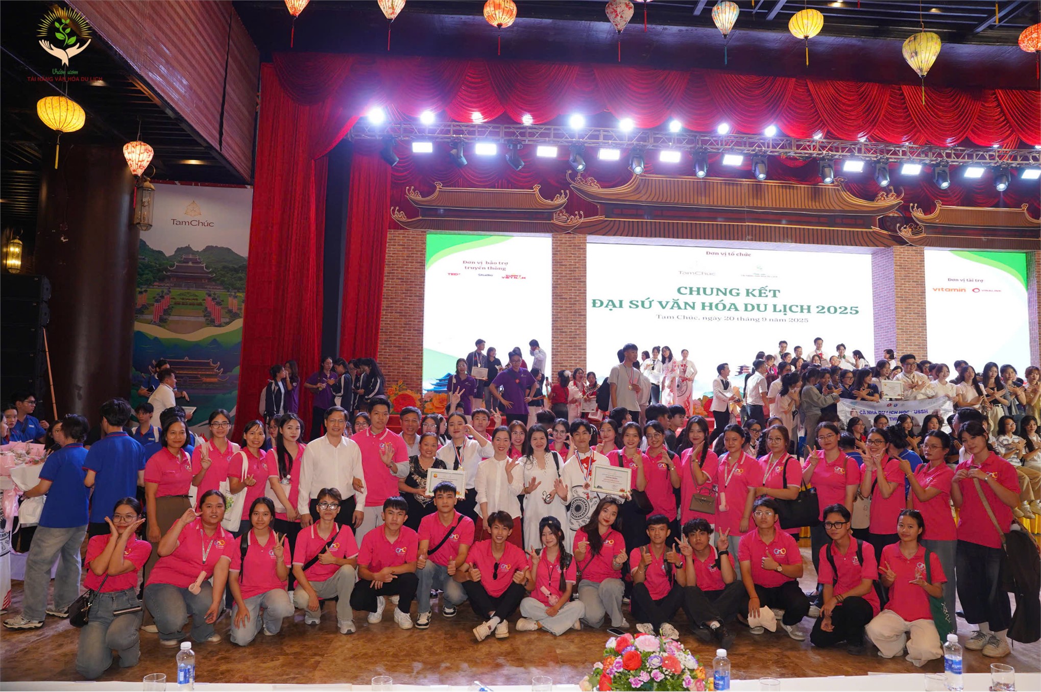 Hai sinh viên Khoa Văn hoá – Du lịch Trường Đại học Hoa Lư dự thi và đạt giải tại vòng chung kết cuộc thi “Đại sứ văn hoá du lịch 2025”