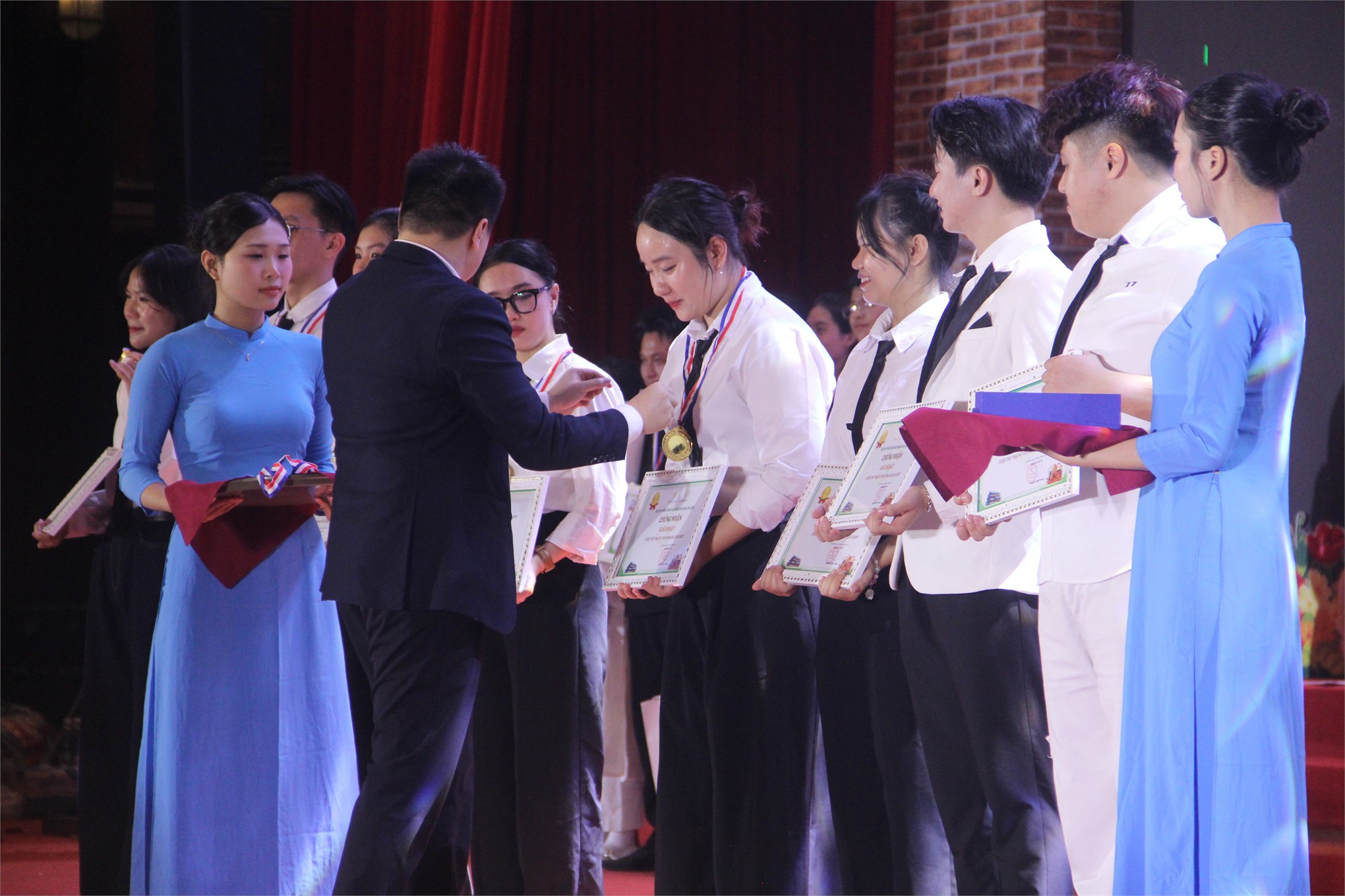 Hai sinh viên Khoa Văn hoá – Du lịch Trường Đại học Hoa Lư dự thi và đạt giải tại vòng chung kết cuộc thi “Đại sứ văn hoá du lịch 2025”