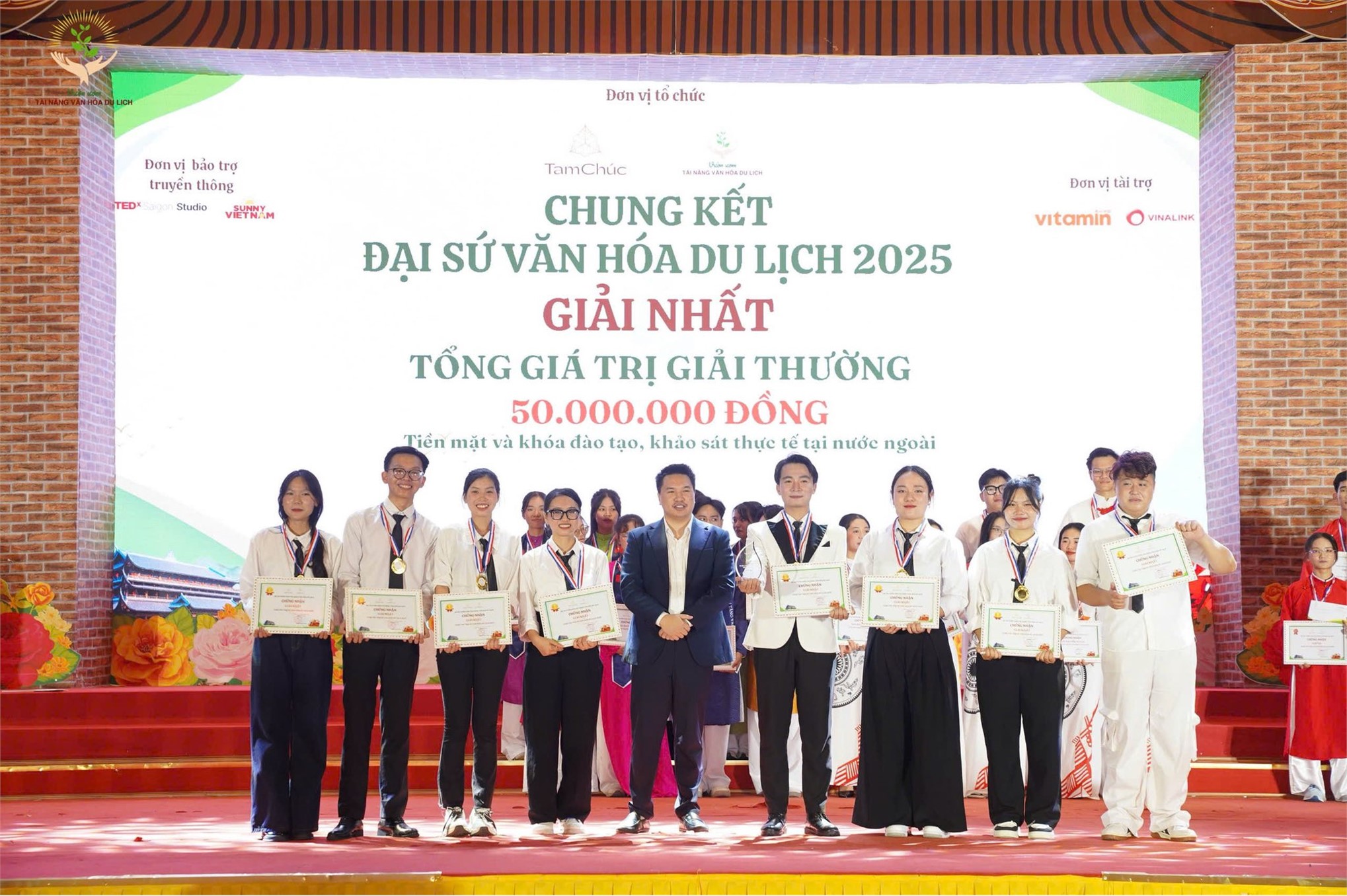 Hai sinh viên Khoa Văn hoá – Du lịch Trường Đại học Hoa Lư dự thi và đạt giải tại vòng chung kết cuộc thi “Đại sứ văn hoá du lịch 2025”