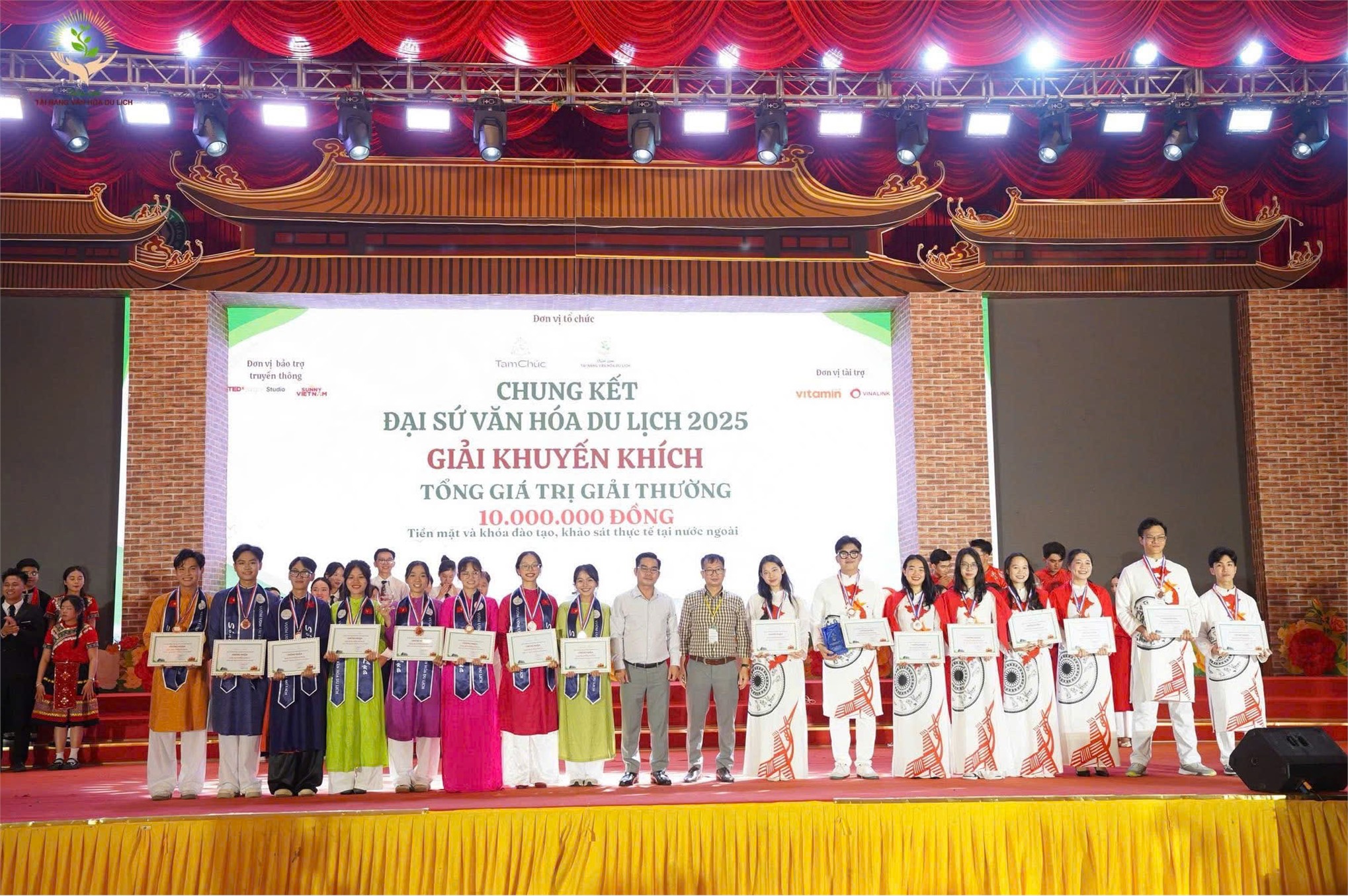 Hai sinh viên Khoa Văn hoá – Du lịch Trường Đại học Hoa Lư dự thi và đạt giải tại vòng chung kết cuộc thi “Đại sứ văn hoá du lịch 2025”