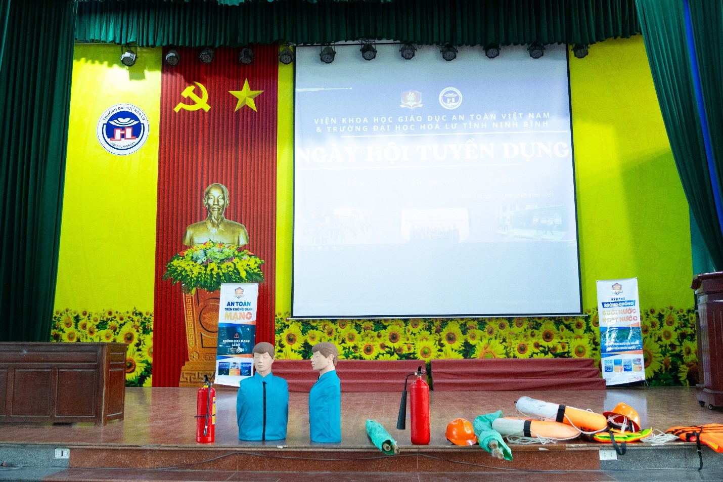 Viện Khoa Học Giáo Dục An Toàn Việt Nam phối hợp cùng Trường Đại học Hoa Lư Ninh Bình tổ chức ngày hội tuyển dụng “Chắp cánh sứ mệnh an toàn”