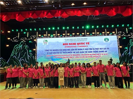 Sinh viên Khoa Văn hóa – Du lịch tham dự Hội nghị Quốc tế về nghiên cứu và bảo tồn di sản Tràng An