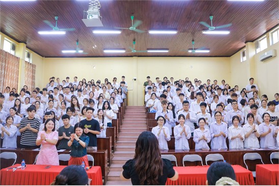 SÔI NỔI CHƯƠNG TRÌNH “CHÀO MỪNG TÂN SINH VIÊN DU LỊCH”