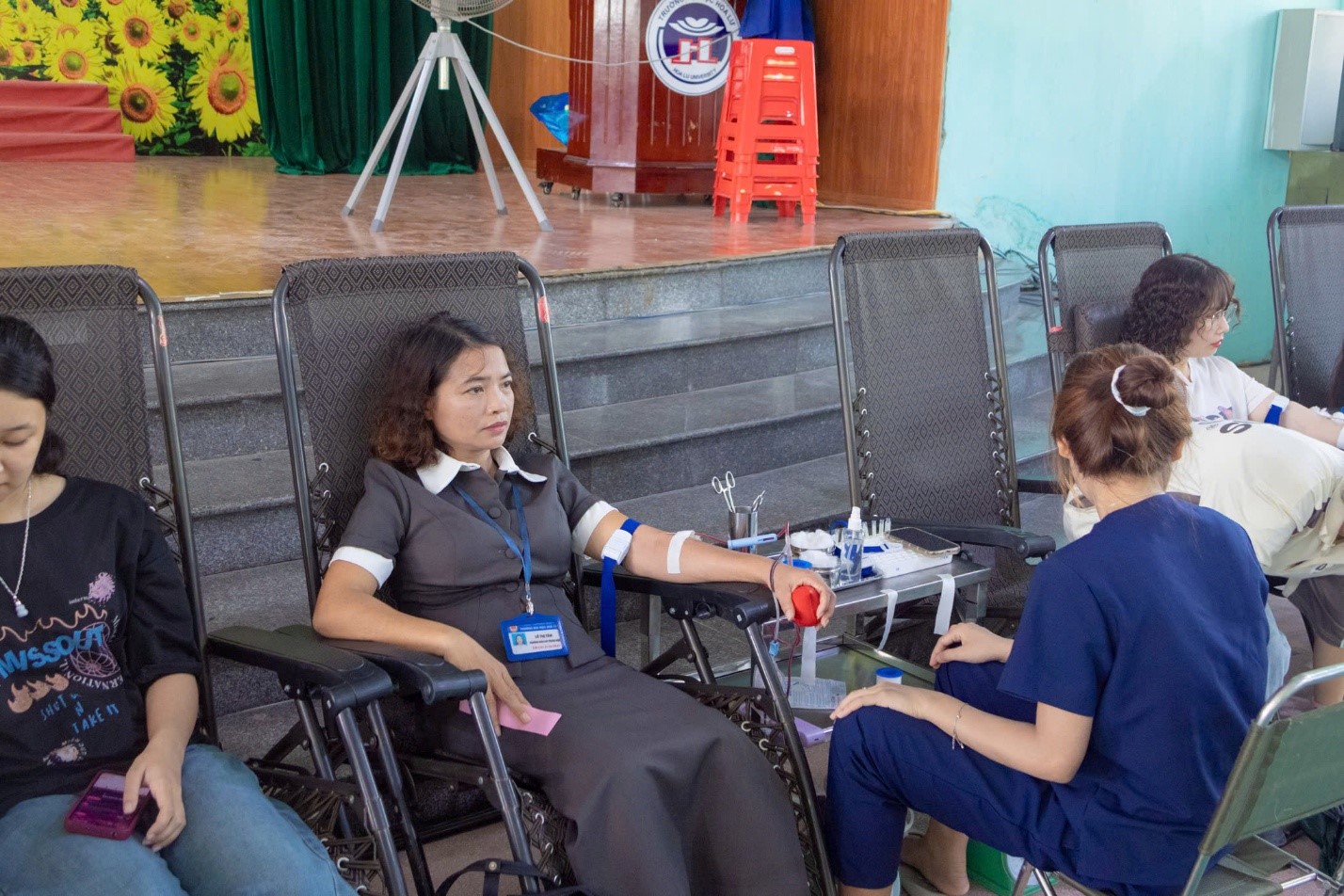 Trường Đại học Hoa Lư phối hợp với Ban chỉ đạo vận động hiến máu tình nguyện tỉnh Ninh Bình tổ chức chương trình Hiến máu tình nguyện năm 2025