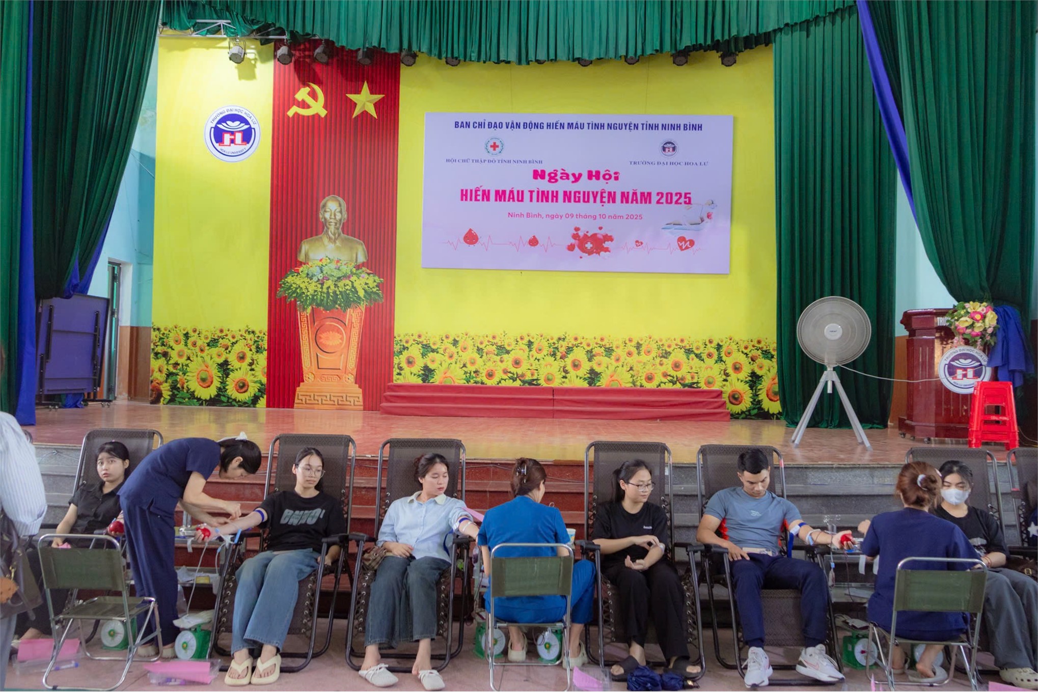 Trường Đại học Hoa Lư phối hợp với Ban chỉ đạo vận động hiến máu tình nguyện tỉnh Ninh Bình tổ chức chương trình Hiến máu tình nguyện năm 2025