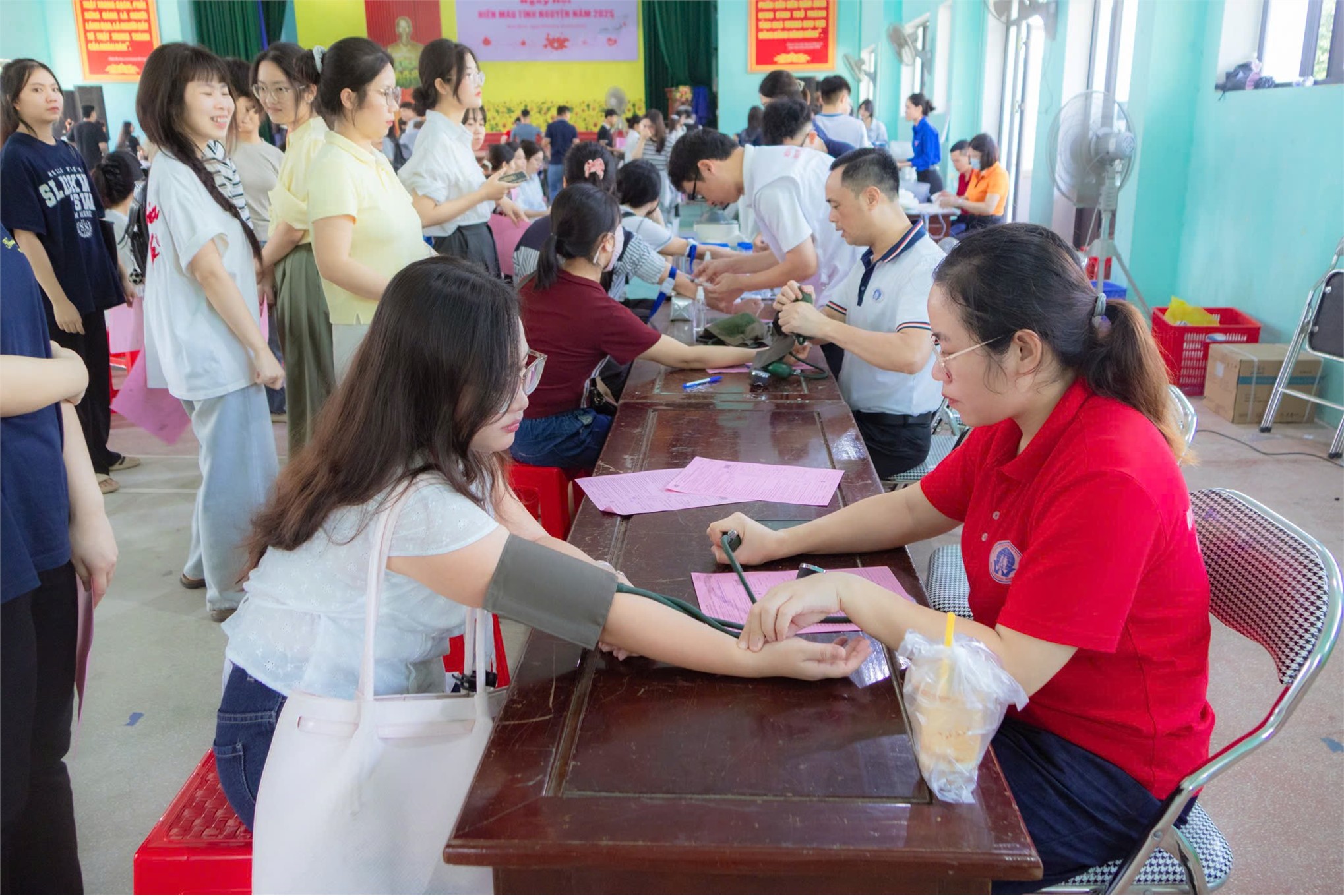 Trường Đại học Hoa Lư phối hợp với Ban chỉ đạo vận động hiến máu tình nguyện tỉnh Ninh Bình tổ chức chương trình Hiến máu tình nguyện năm 2025