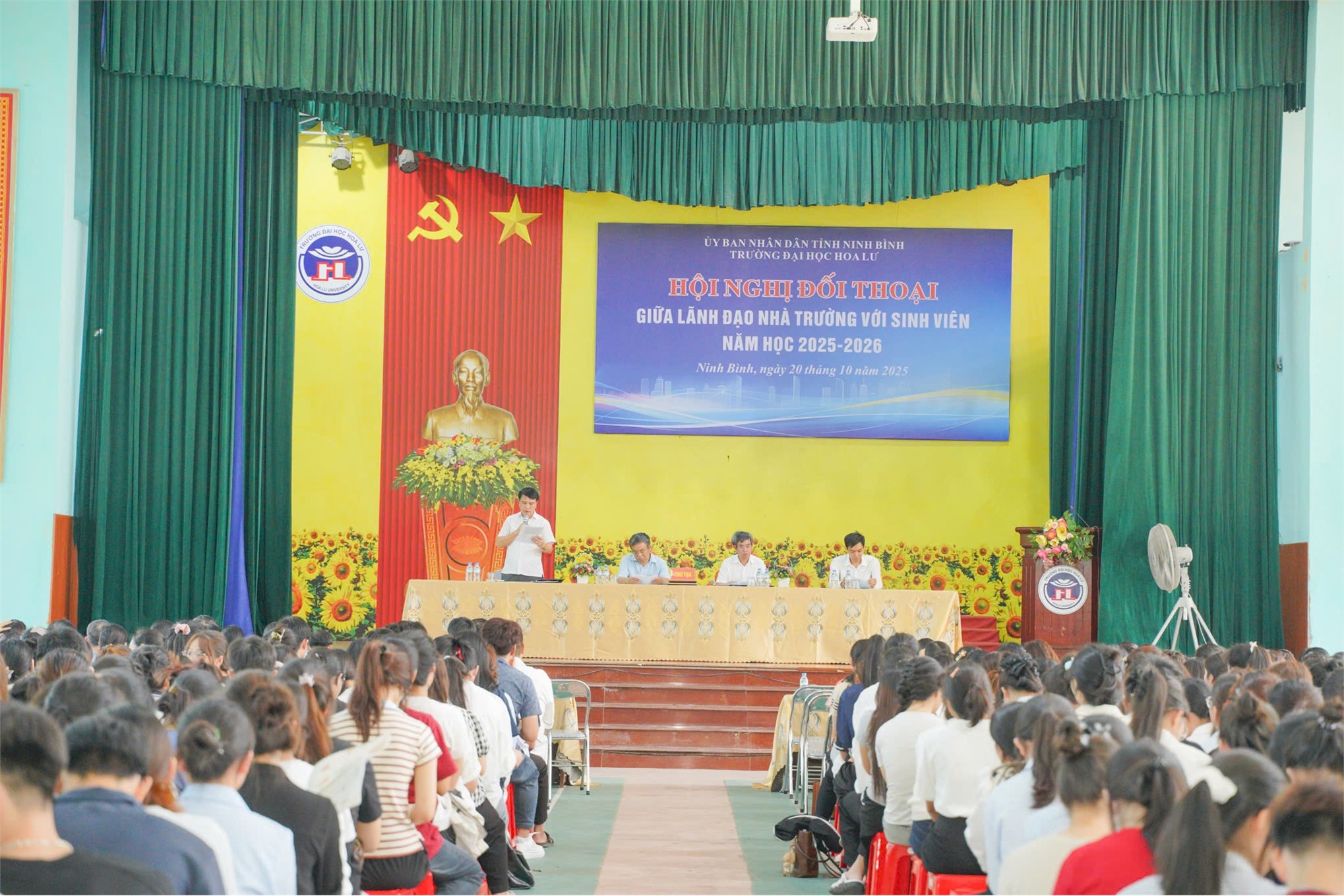 Hội nghị đối thoại, gặp gỡ giữa Lãnh đạo Nhà trường với sinh viên Trường Đại học Hoa Lư năm học 2025-2026