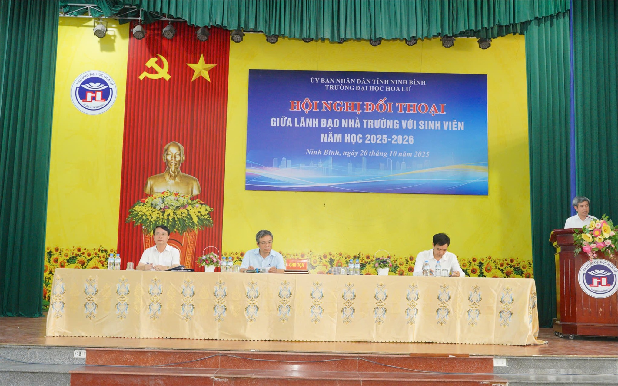 Hội nghị đối thoại, gặp gỡ giữa Lãnh đạo Nhà trường với sinh viên Trường Đại học Hoa Lư năm học 2025-2026