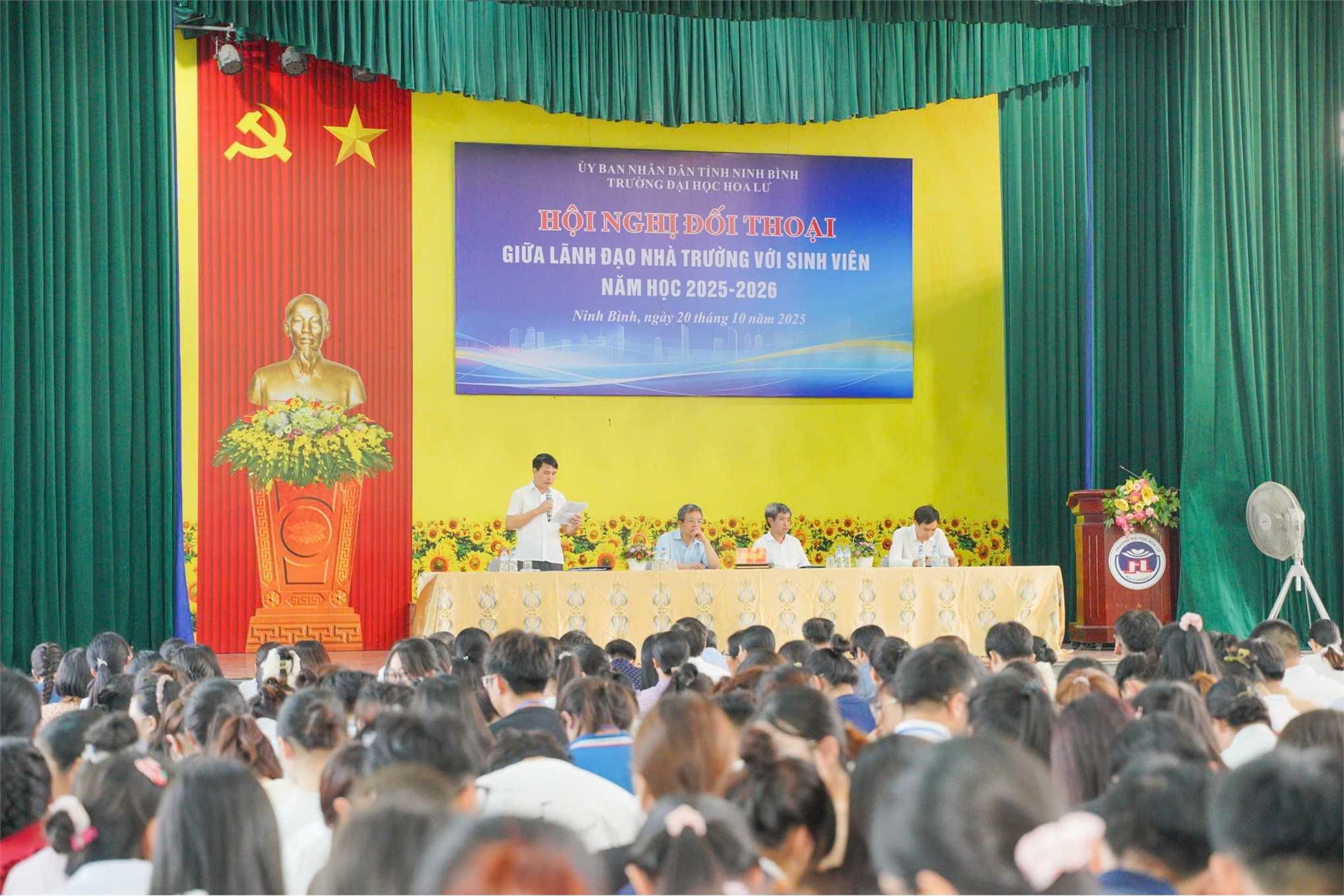 Hội nghị đối thoại, gặp gỡ giữa Lãnh đạo Nhà trường với sinh viên Trường Đại học Hoa Lư năm học 2025-2026