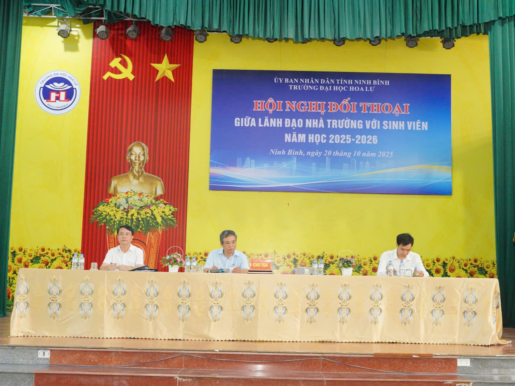 Hội nghị đối thoại, gặp gỡ giữa Lãnh đạo Nhà trường với sinh viên Trường Đại học Hoa Lư năm học 2025-2026