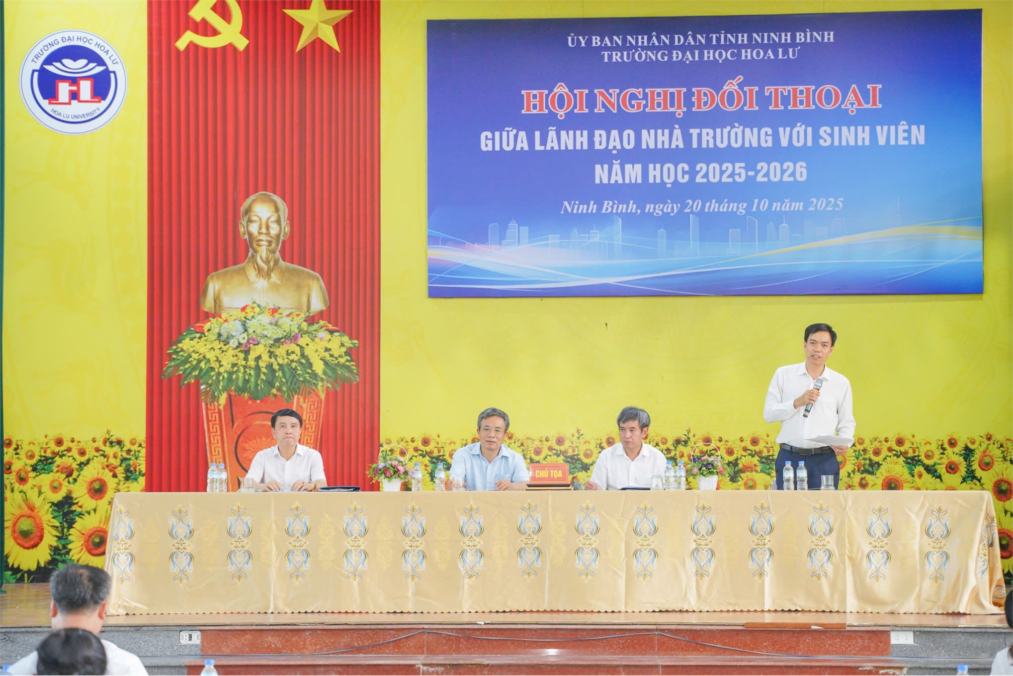 Hội nghị đối thoại, gặp gỡ giữa Lãnh đạo Nhà trường với sinh viên Trường Đại học Hoa Lư năm học 2025-2026