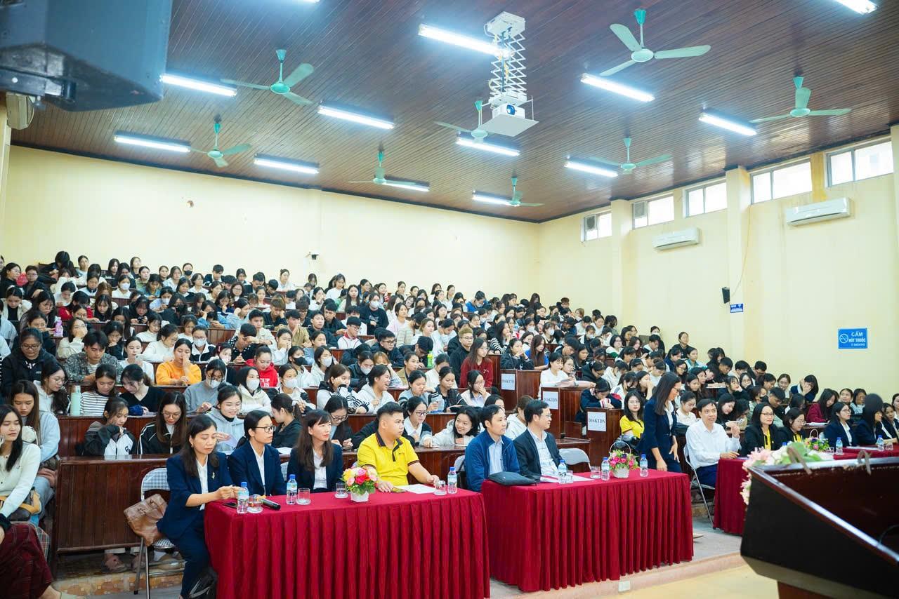 Trường Đại học Hoa Lư tổ chức toạ đàm “Cơ hội nghề nghiệp cho sinh viên kinh tế trong kỷ nguyên số”