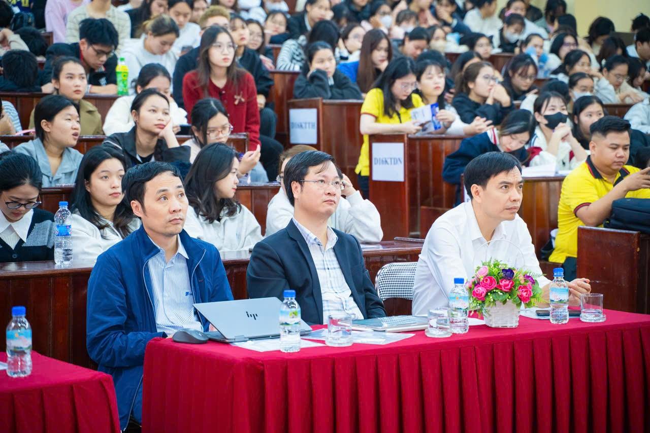 Trường Đại học Hoa Lư tổ chức toạ đàm “Cơ hội nghề nghiệp cho sinh viên kinh tế trong kỷ nguyên số”