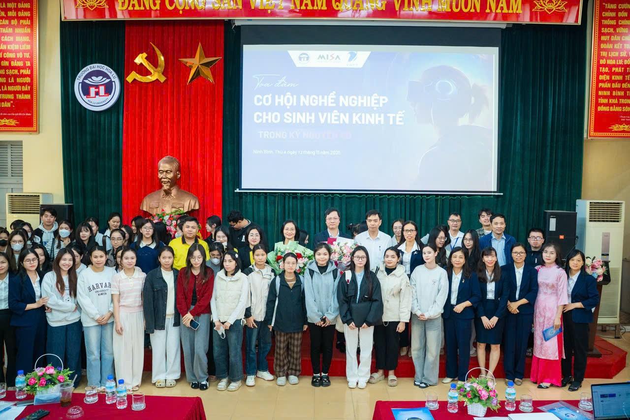 Trường Đại học Hoa Lư tổ chức toạ đàm “Cơ hội nghề nghiệp cho sinh viên kinh tế trong kỷ nguyên số”