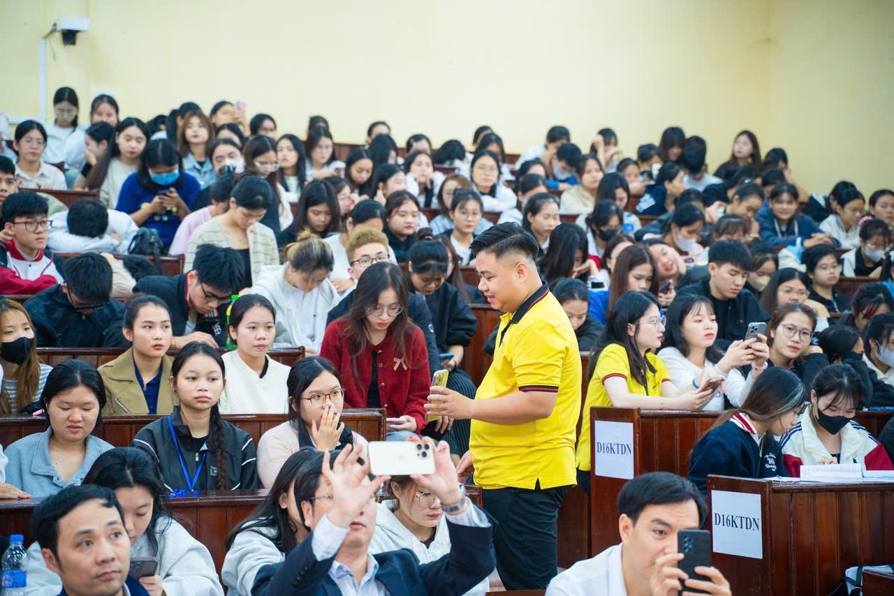 Trường Đại học Hoa Lư tổ chức toạ đàm “Cơ hội nghề nghiệp cho sinh viên kinh tế trong kỷ nguyên số”