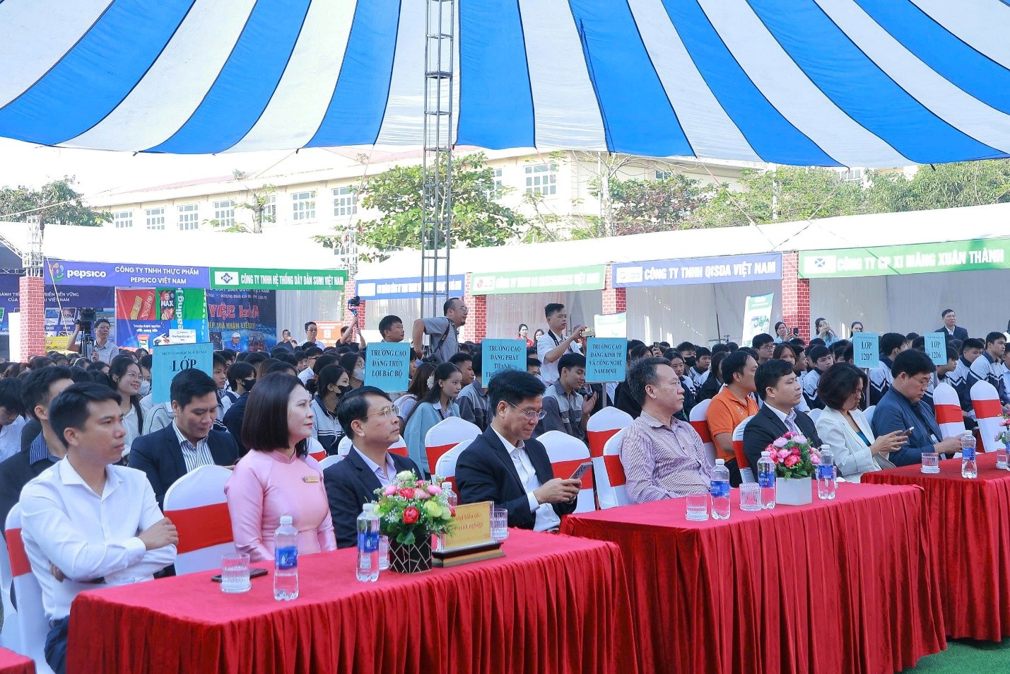 Trường Đại học Hoa Lư tham dự ngày hội việc làm 2025 và trao giải cuộc thi khởi nghiệp, mô hình thiết bị tự làm năm 2025