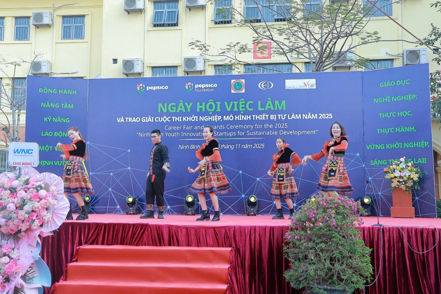 Trường Đại học Hoa Lư tham dự ngày hội việc làm 2025 và trao giải cuộc thi khởi nghiệp, mô hình thiết bị tự làm năm 2025