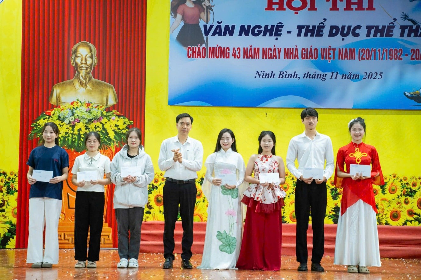 SINH VIÊN KHOA SƯ PHẠM TIỂU HỌC – MẦM NON VỚI HOẠT ĐỘNG CHÀO MỪNG NGÀY NHÀ GIÁO VIỆT NAM 20/11
