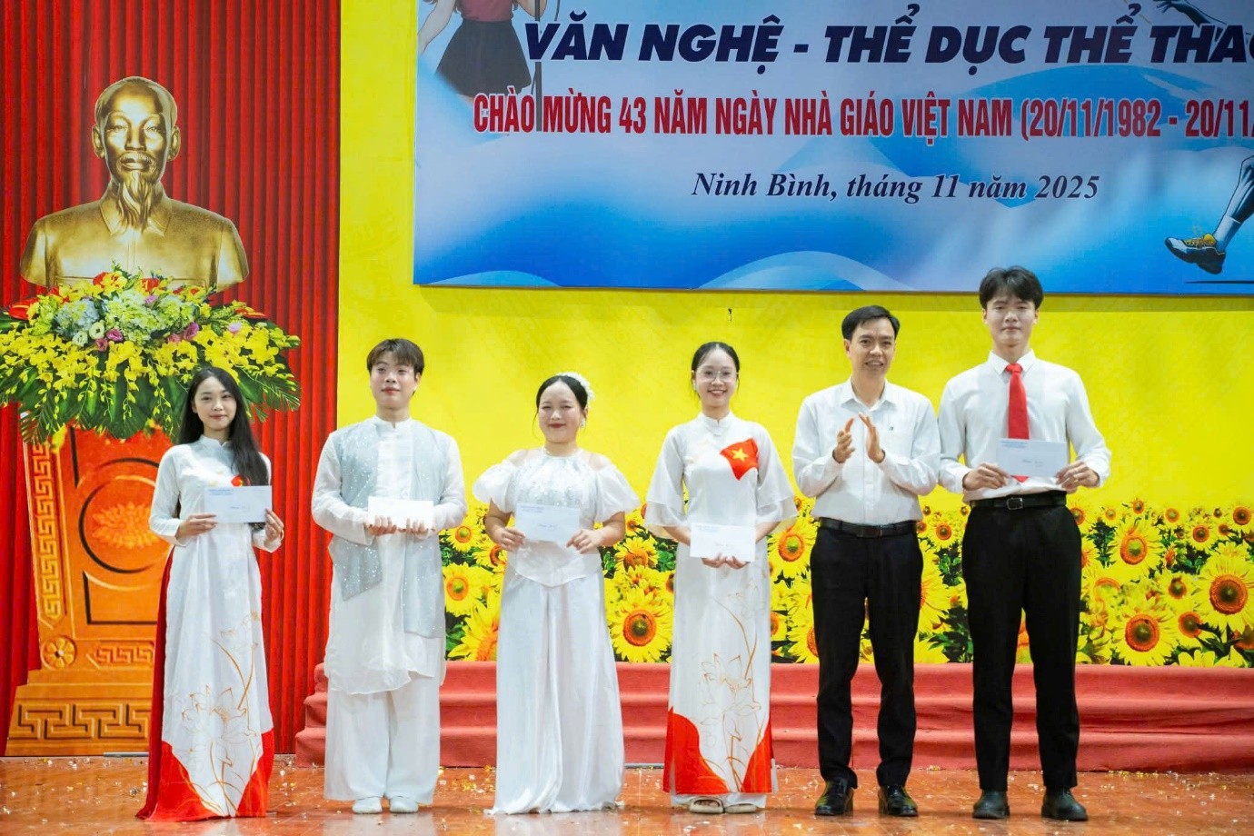 SINH VIÊN KHOA SƯ PHẠM TIỂU HỌC – MẦM NON VỚI HOẠT ĐỘNG CHÀO MỪNG NGÀY NHÀ GIÁO VIỆT NAM 20/11