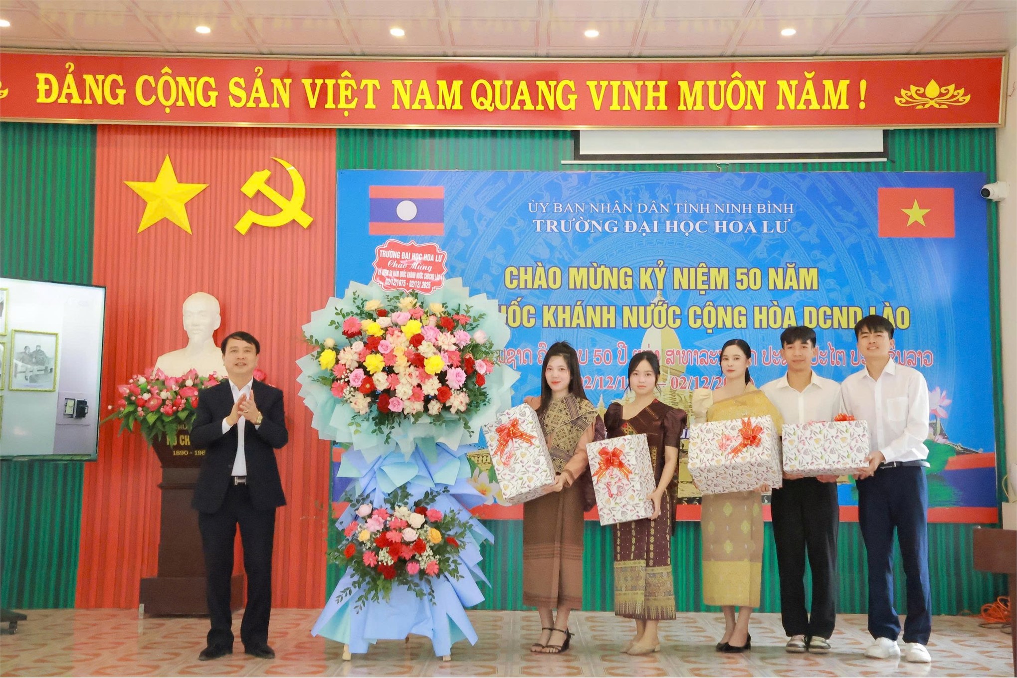 Trường Đại học Hoa Lư chào mừng kỷ niệm 50 năm Quốc khánh nước CHDCND Lào