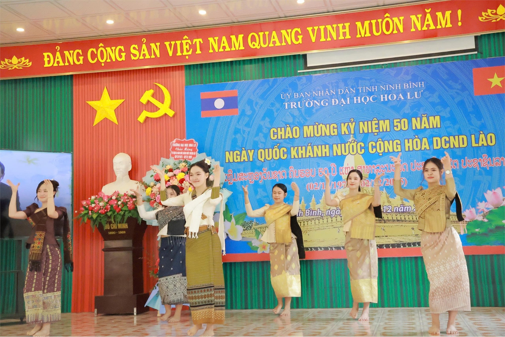 Trường Đại học Hoa Lư chào mừng kỷ niệm 50 năm Quốc khánh nước CHDCND Lào