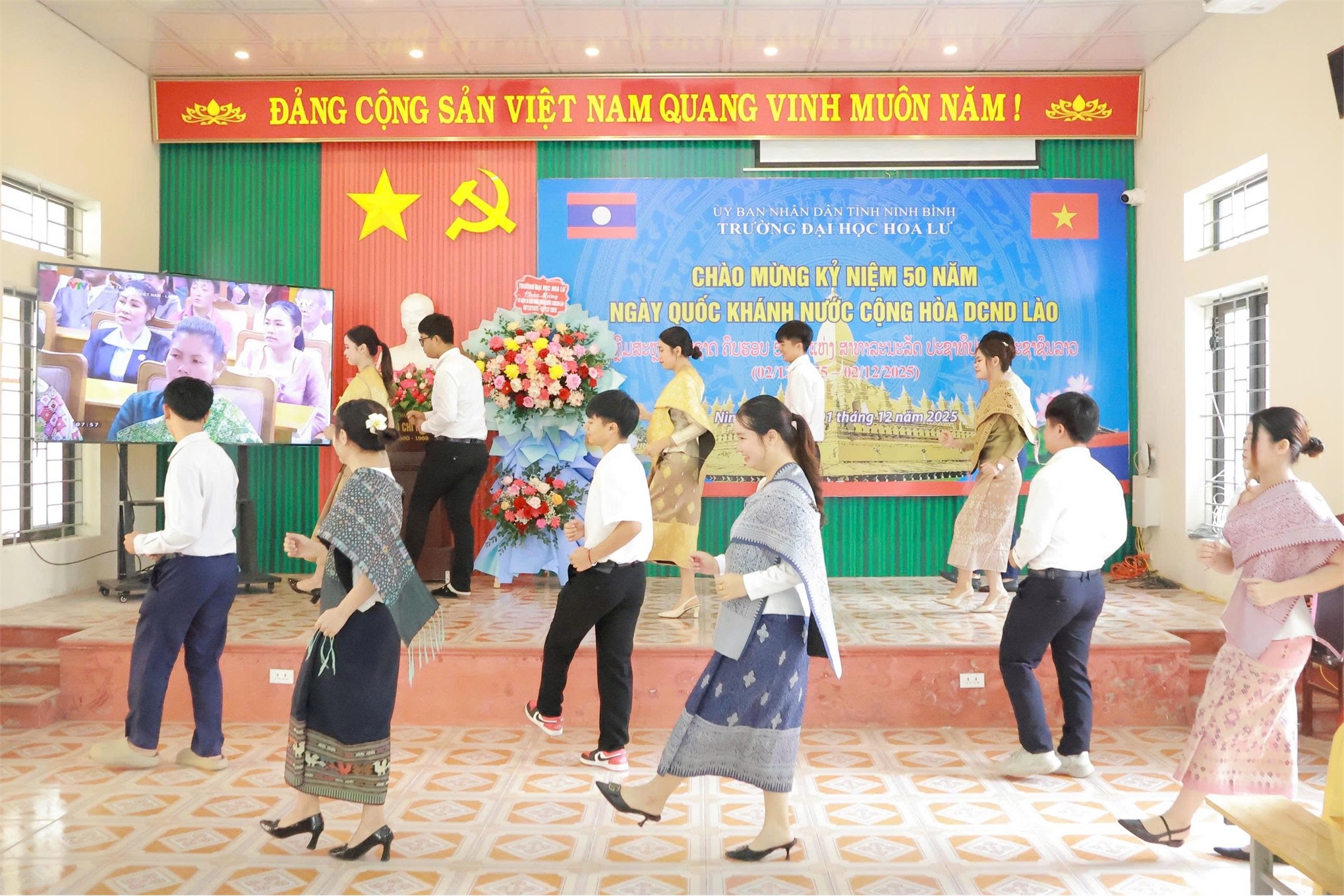 Trường Đại học Hoa Lư chào mừng kỷ niệm 50 năm Quốc khánh nước CHDCND Lào