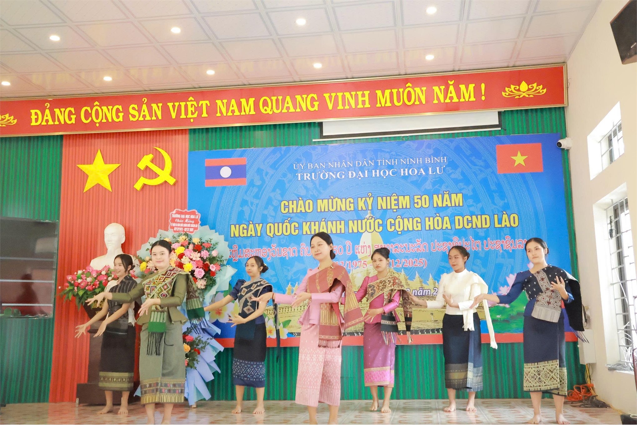 Trường Đại học Hoa Lư chào mừng kỷ niệm 50 năm Quốc khánh nước CHDCND Lào
