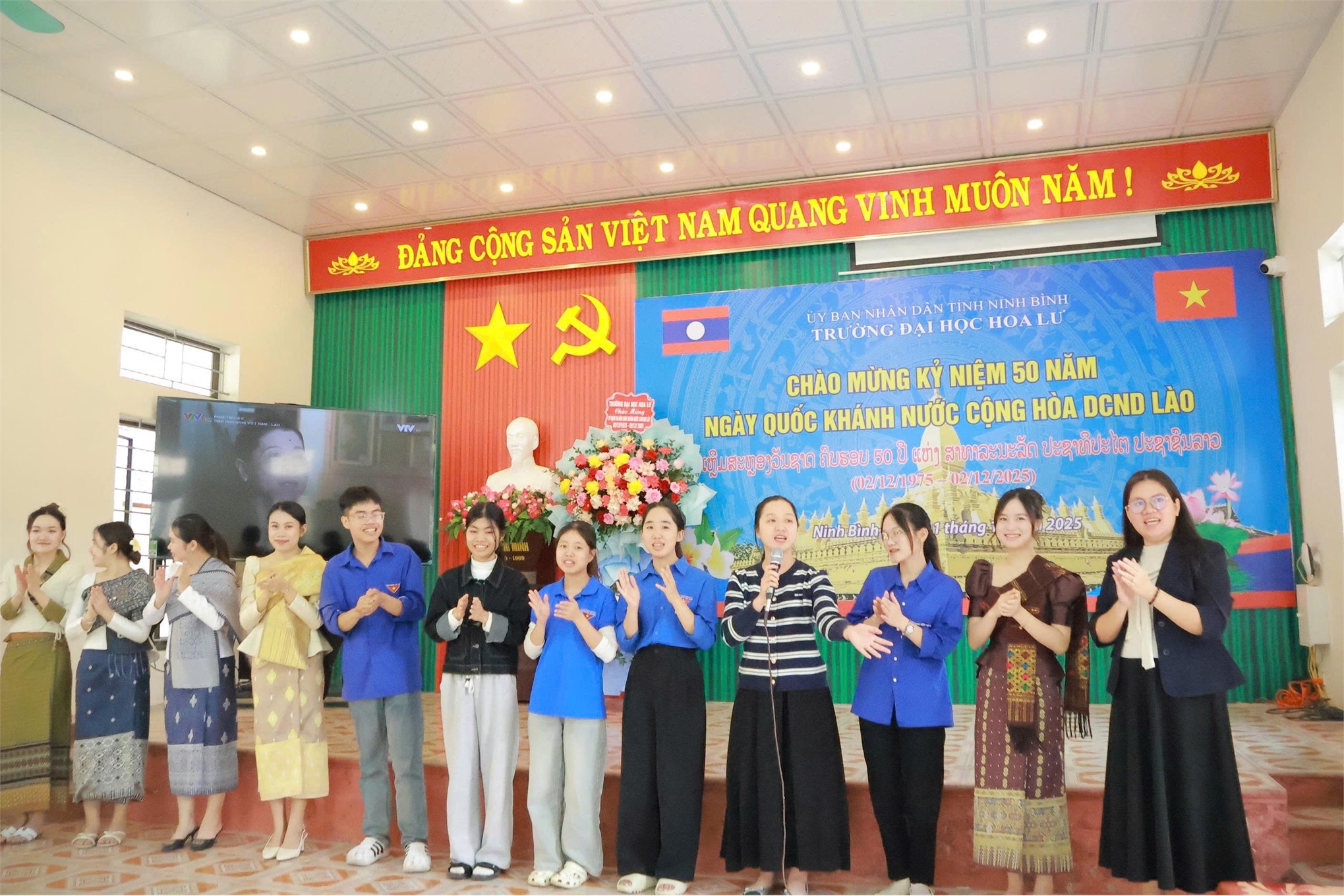 Trường Đại học Hoa Lư chào mừng kỷ niệm 50 năm Quốc khánh nước CHDCND Lào