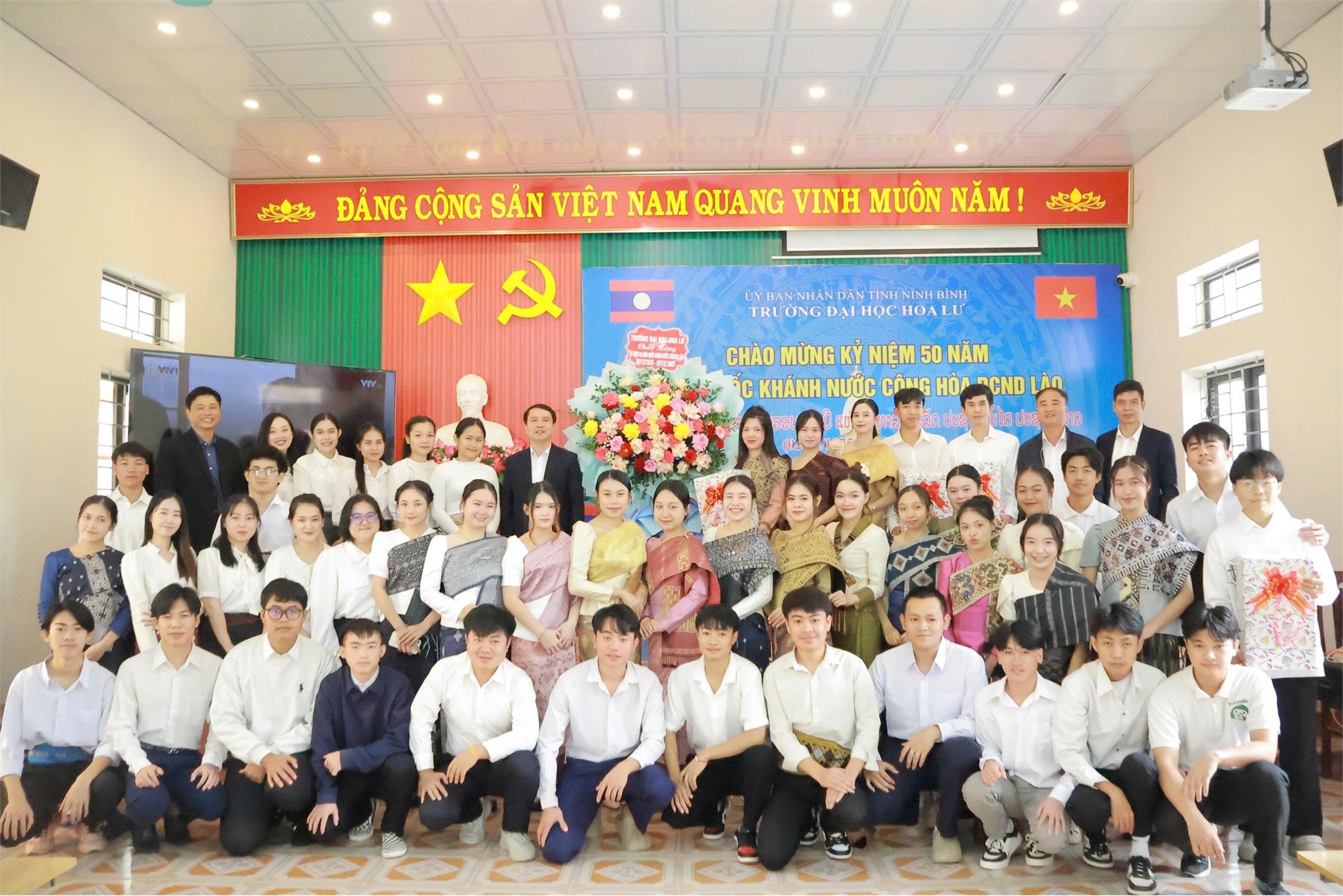 Trường Đại học Hoa Lư chào mừng kỷ niệm 50 năm Quốc khánh nước CHDCND Lào