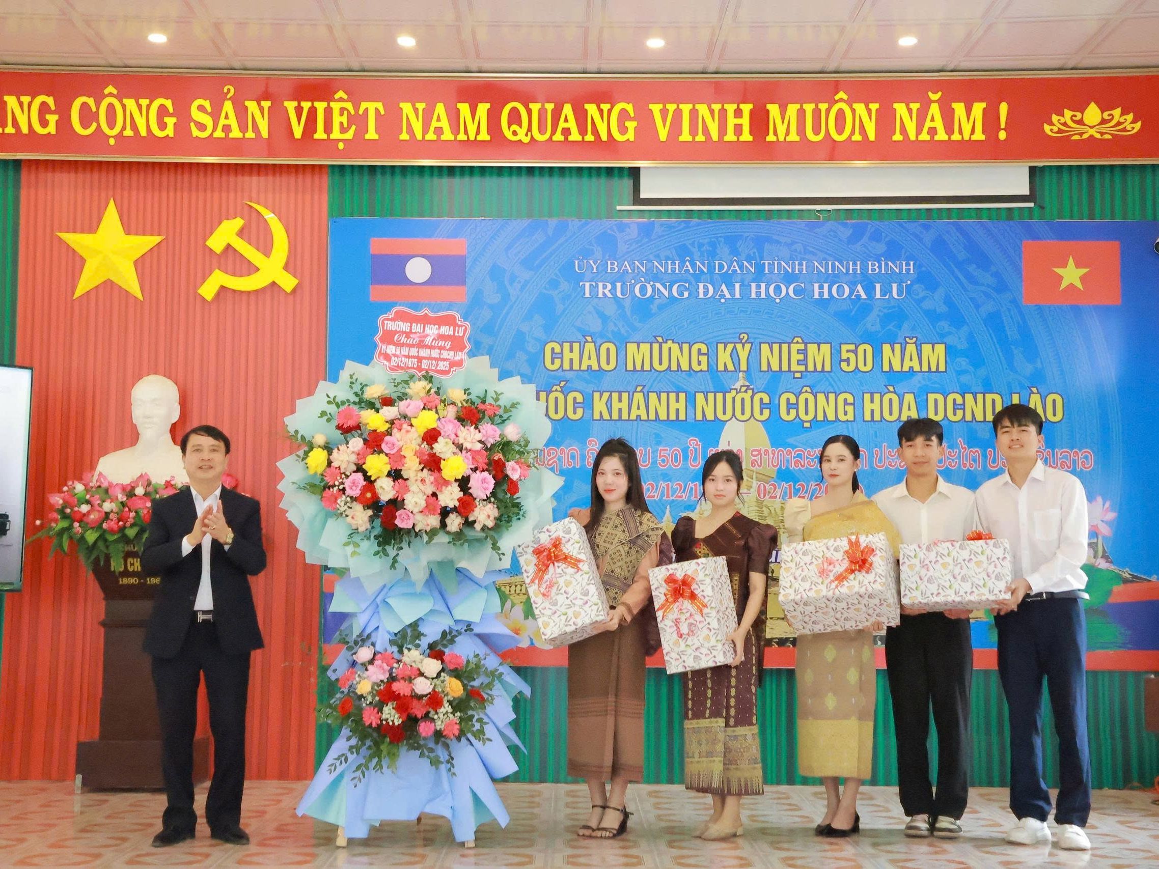 Trường Đại học Hoa Lư chào mừng kỷ niệm 50 năm Quốc khánh nước CHDCND Lào