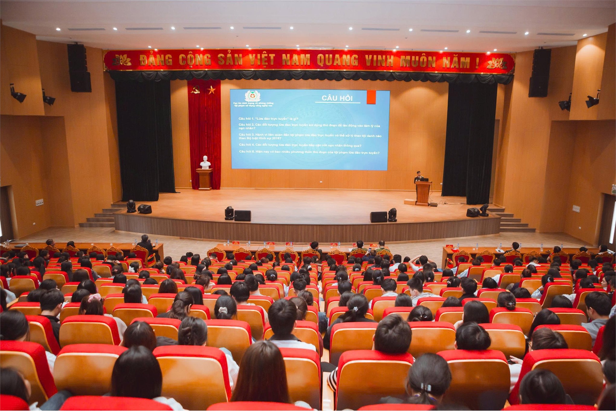 Trường Đại học Hoa Lư phối hợp cùng Bộ Công an và Công an Tỉnh Ninh Bình tổ chức Hội nghị tuyên truyền, phòng chống tội phạm năm 2025