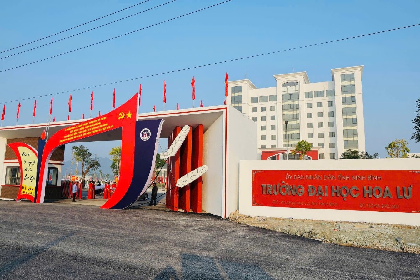 Lễ cắt băng khánh thành công trình Trường Đại học Hoa Lư – Công trình Chào mừng Đại hội Đảng toàn quốc lần thứ XIV