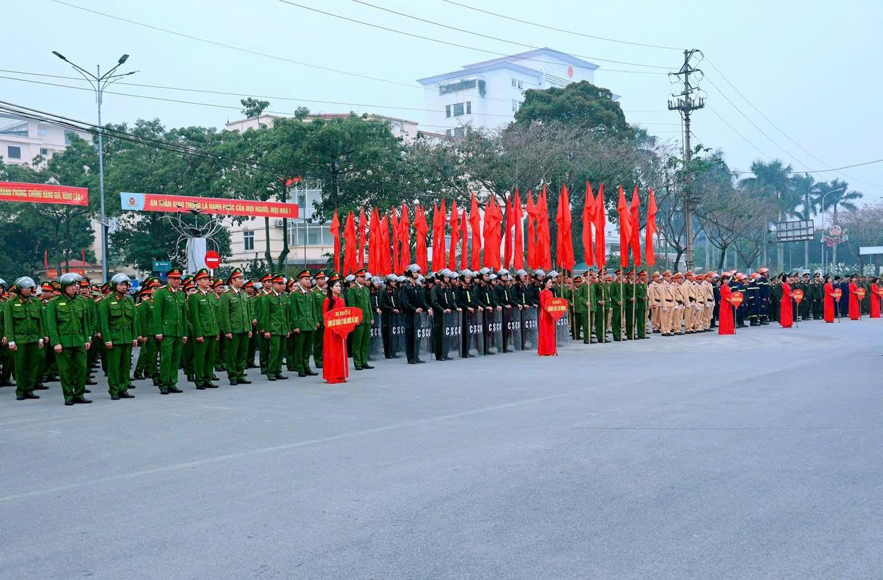 Sinh viên Trường Đại học Hoa Lư tham dự Lễ ra quân thực hiện đợt cao điểm tấn công, trấn áp tội phạm, bảo đảm an ninh trật tự, bảo vệ Đại hội đại biểu toàn quốc lần thứ XIV