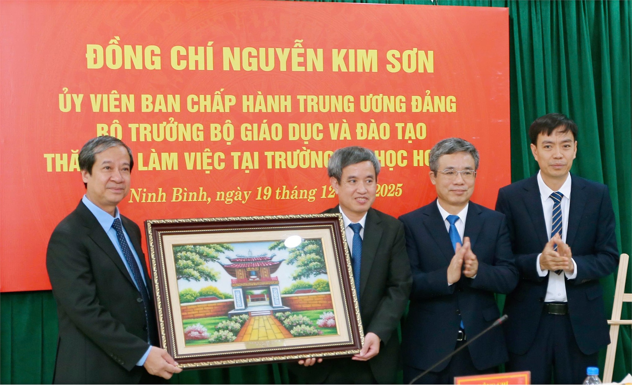 Trường Đại học Hoa Lư đón và làm việc với đồng chí Nguyễn Kim Sơn Uỷ viên BCH Trung ưởng Đảng, Bộ trưởng Bộ Giáo dục và Đào tạo