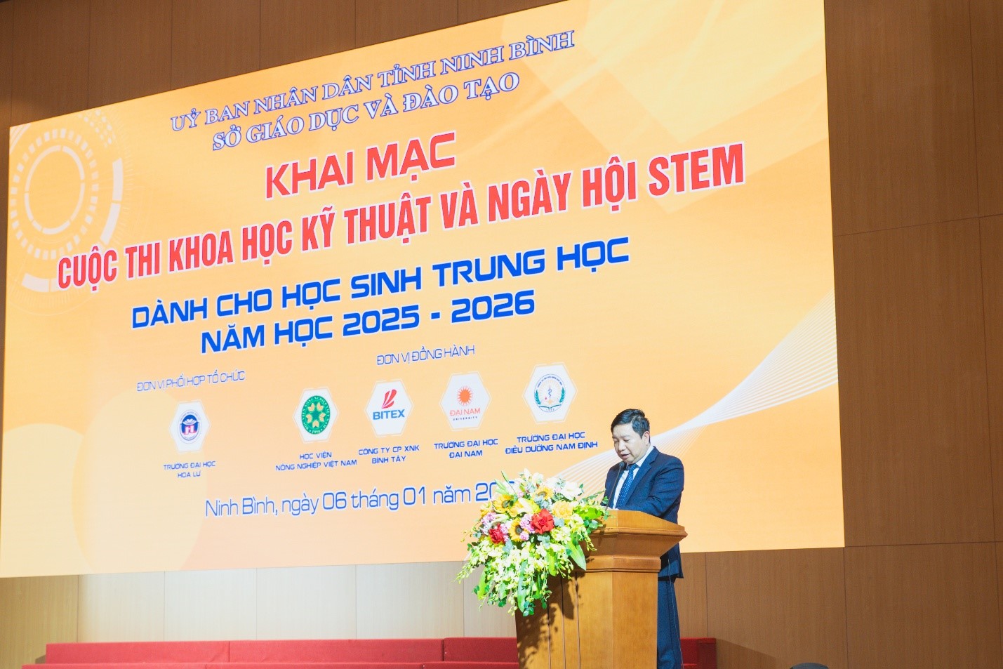 Khai mạc Cuộc thi Khoa học kỹ thuật và Ngày hội STEM học sinh trung học tỉnh Ninh Bình năm học 2025-2026 tại Trường Đại học Hoa Lư