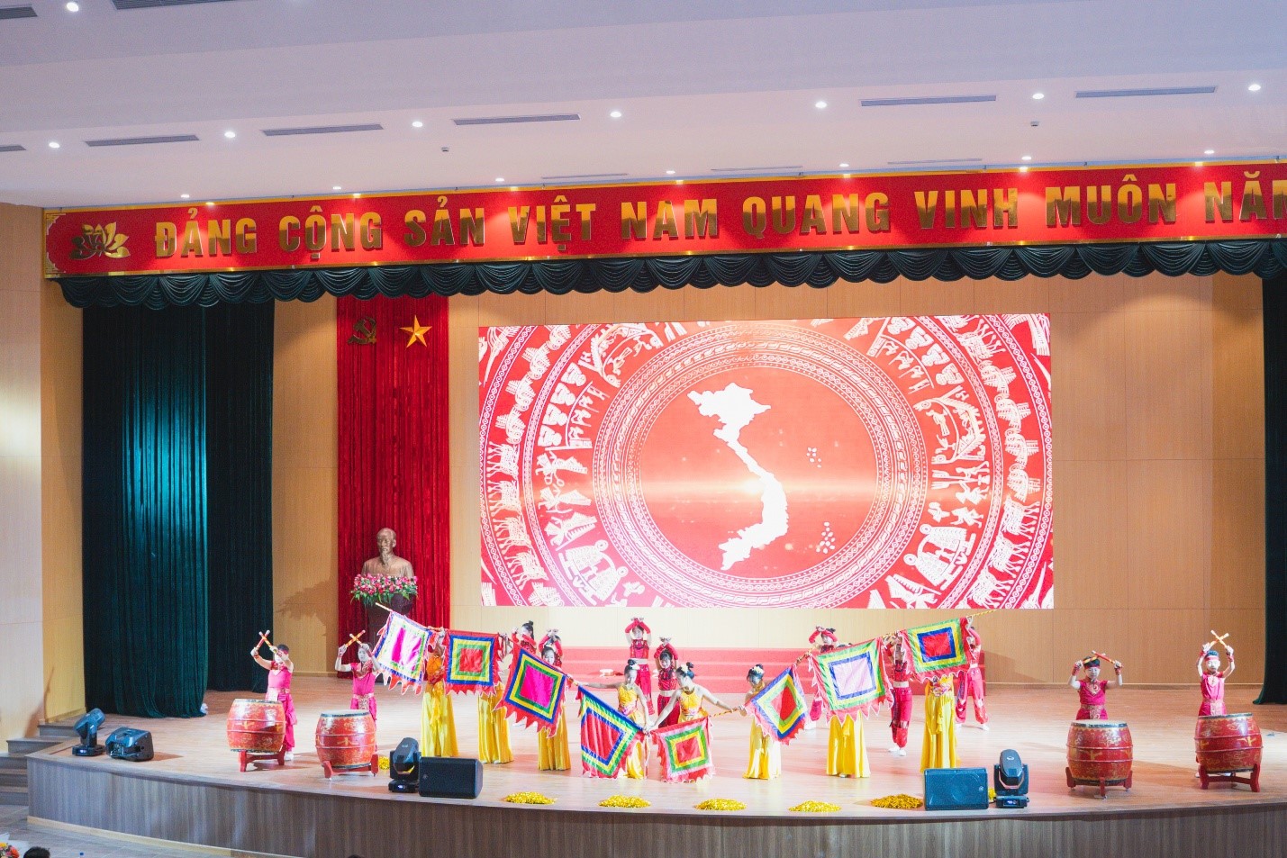 Khai mạc Cuộc thi Khoa học kỹ thuật và Ngày hội STEM học sinh trung học tỉnh Ninh Bình năm học 2025-2026 tại Trường Đại học Hoa Lư