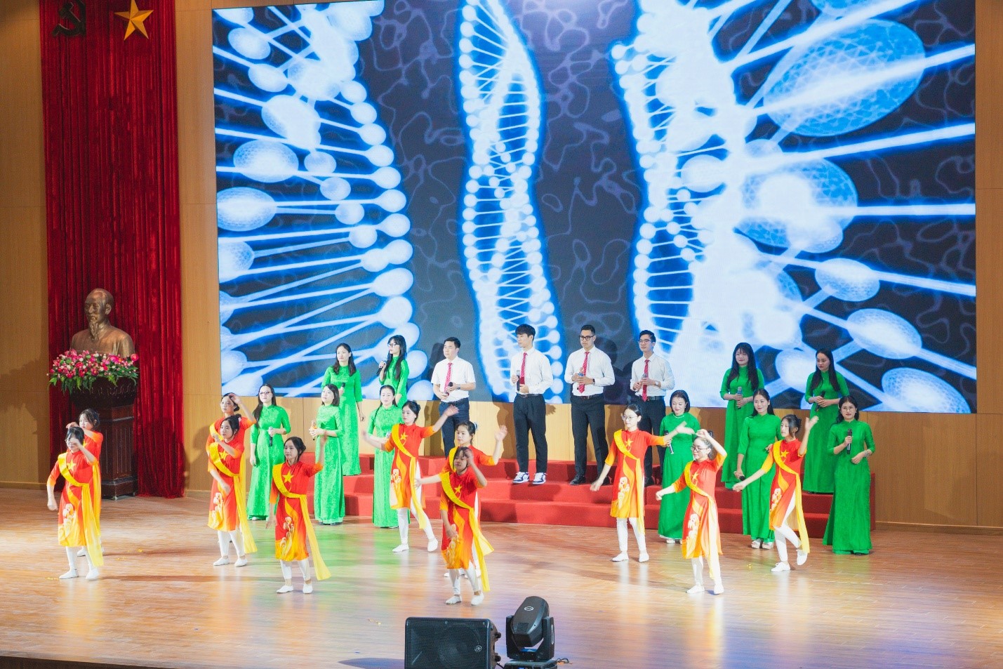 Khai mạc Cuộc thi Khoa học kỹ thuật và Ngày hội STEM học sinh trung học tỉnh Ninh Bình năm học 2025-2026 tại Trường Đại học Hoa Lư