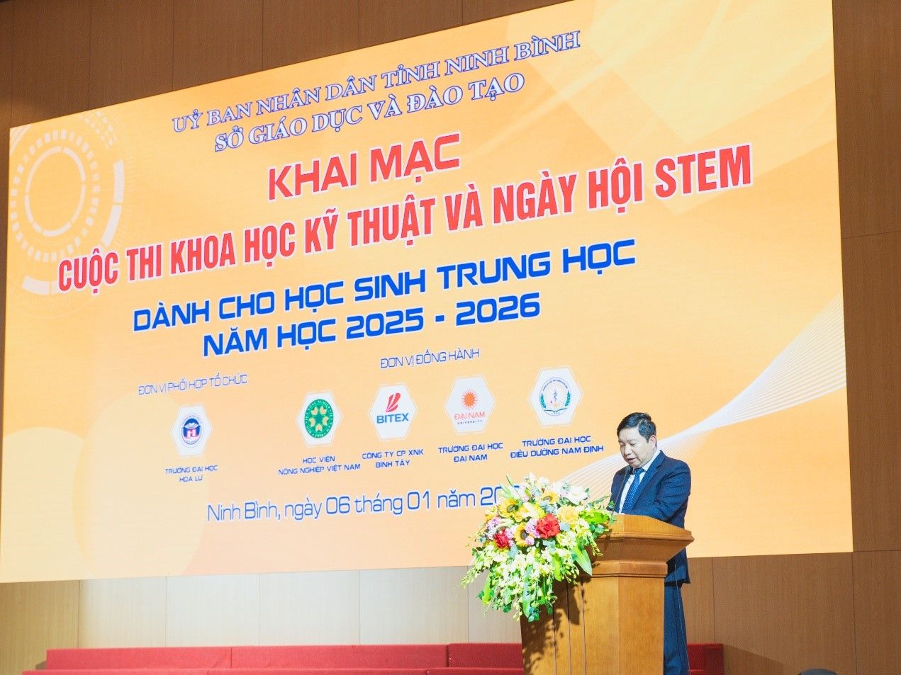 Khai mạc Cuộc thi Khoa học kỹ thuật và Ngày hội STEM học sinh trung học tỉnh Ninh Bình năm học 2025-2026 tại Trường Đại học Hoa Lư