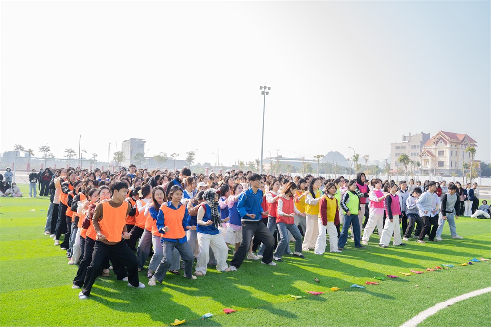 Sinh viên Trường Đại học Hoa Lư sôi nổi tham gia hoạt động Team Building nhân dịp Kỷ niệm 76 năm ngày truyền thống học sinh, sinh viên và Hội sinh viên Việt Nam
