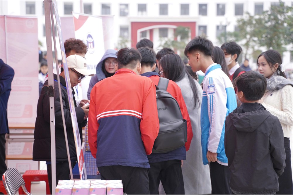 TRƯỜNG ĐẠI HỌC HOA LƯ ĐẨY MẠNH TUYÊN TRUYỀN TUYỂN SINH TẠI CUỘC THI KHOA HỌC KỸ THUẬT VÀ NGÀY HỘI STEM CHO HỌC SINH TRUNG HỌC NĂM HỌC 2025–2026