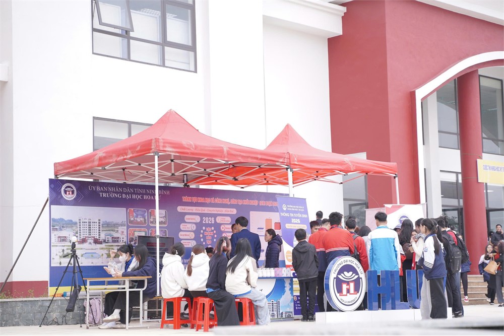 TRƯỜNG ĐẠI HỌC HOA LƯ ĐẨY MẠNH TUYÊN TRUYỀN TUYỂN SINH TẠI CUỘC THI KHOA HỌC KỸ THUẬT VÀ NGÀY HỘI STEM CHO HỌC SINH TRUNG HỌC NĂM HỌC 2025–2026