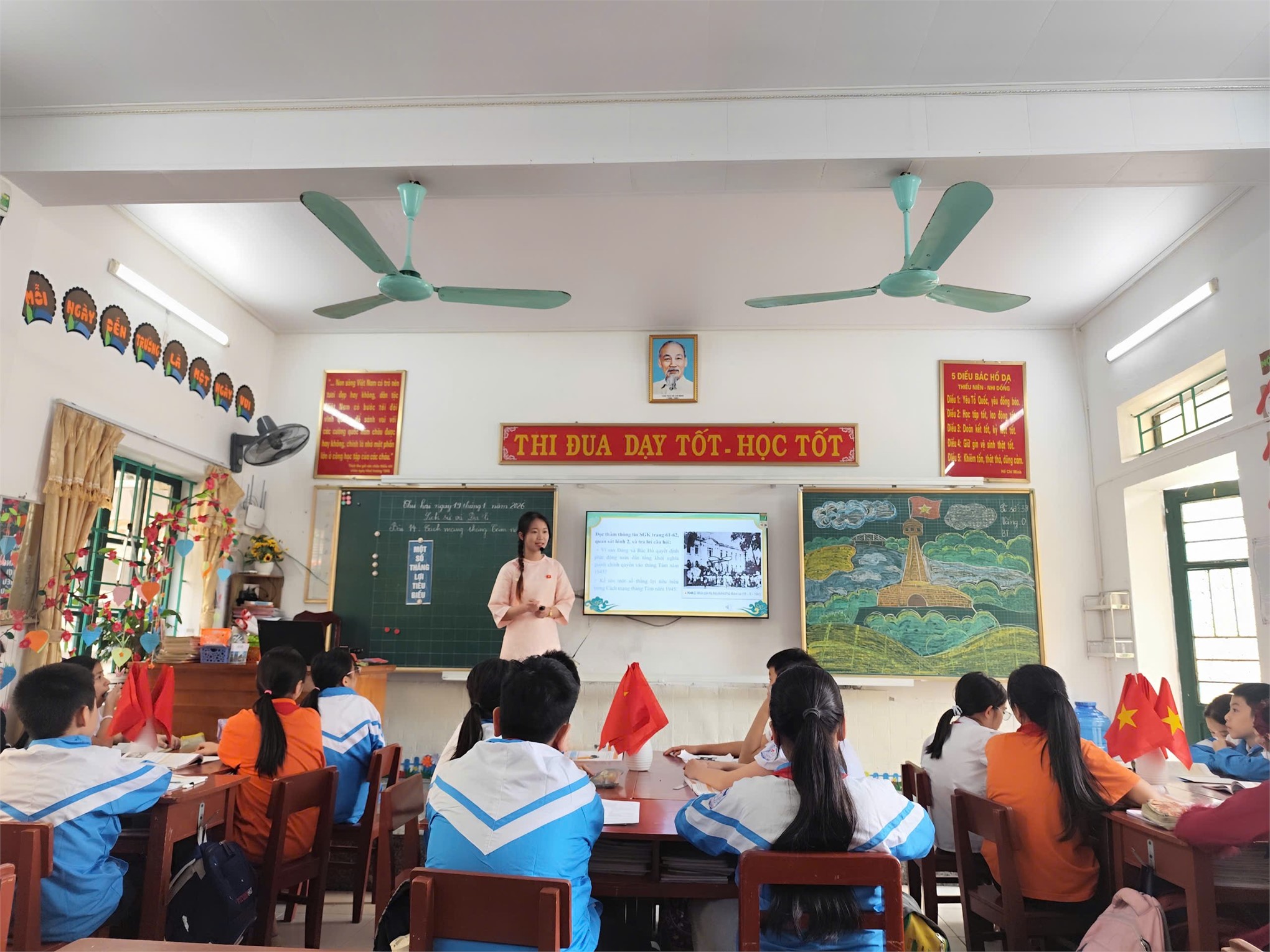 SINH VIÊN NGÀNH GIÁO DỤC TIỂU HỌC – TRƯỜNG ĐẠI HỌC HOA LƯ TỰ TIN, BẢN LĨNH THỂ HIỆN NĂNG LỰC NGHỀ NGHIỆP TRONG PHẦN THI GIẢNG - HỘI THI NGHIỆP VỤ NGHỀ NGHIỆP NĂM HỌC 2025 – 2026