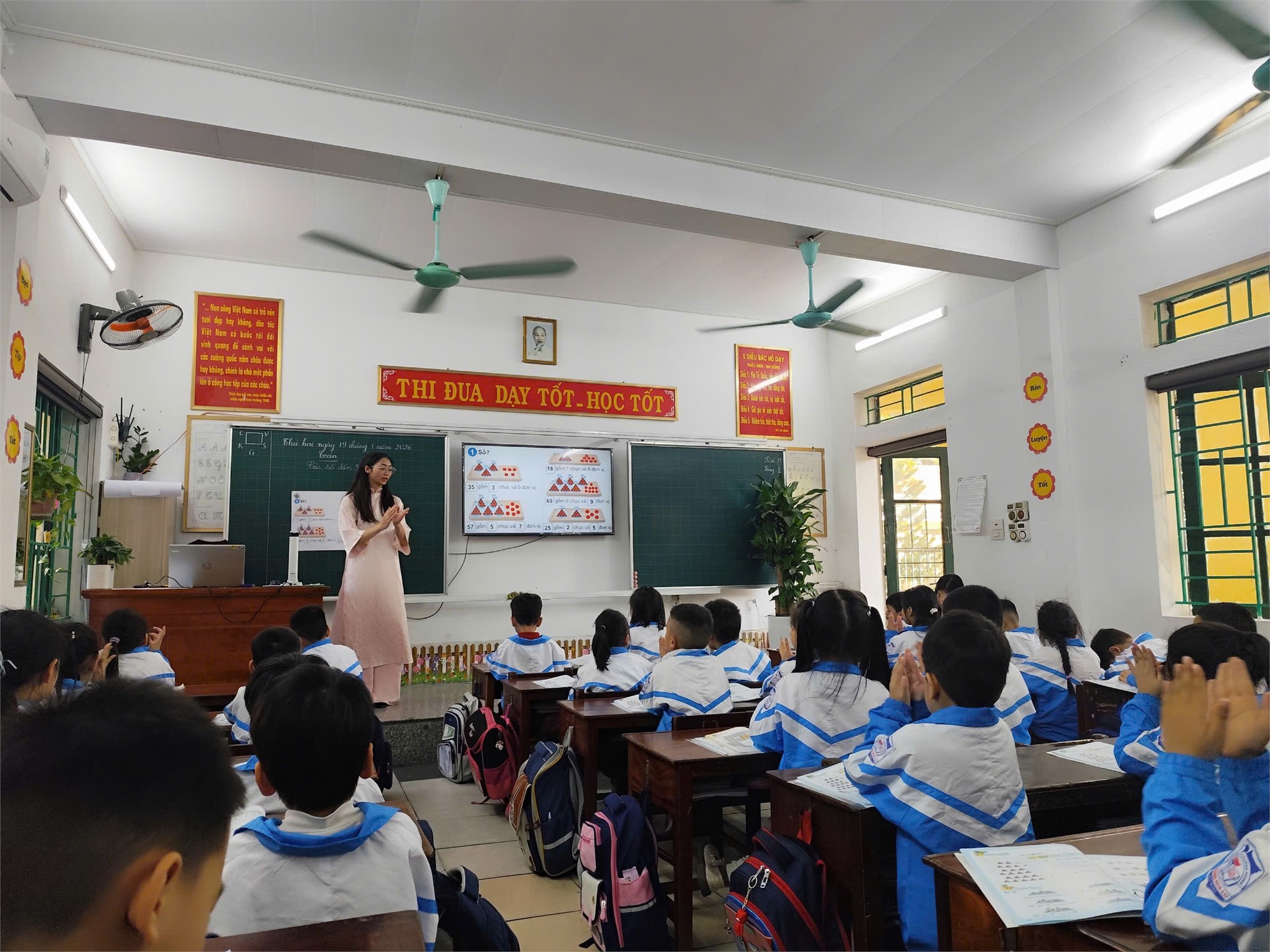 SINH VIÊN NGÀNH GIÁO DỤC TIỂU HỌC – TRƯỜNG ĐẠI HỌC HOA LƯ TỰ TIN, BẢN LĨNH THỂ HIỆN NĂNG LỰC NGHỀ NGHIỆP TRONG PHẦN THI GIẢNG - HỘI THI NGHIỆP VỤ NGHỀ NGHIỆP NĂM HỌC 2025 – 2026